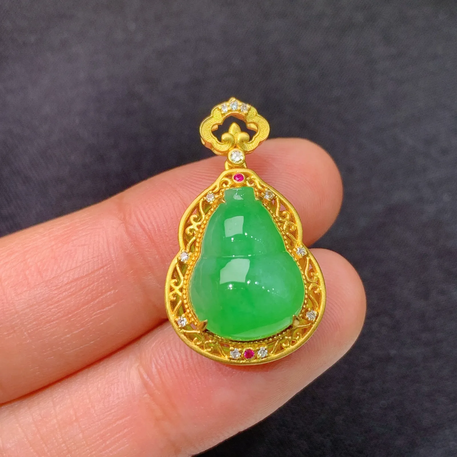 阳绿葫芦吊坠，18k金镶嵌，冰润色阳，玉质细腻，种水足，Of 尺寸26*15.2*8.8