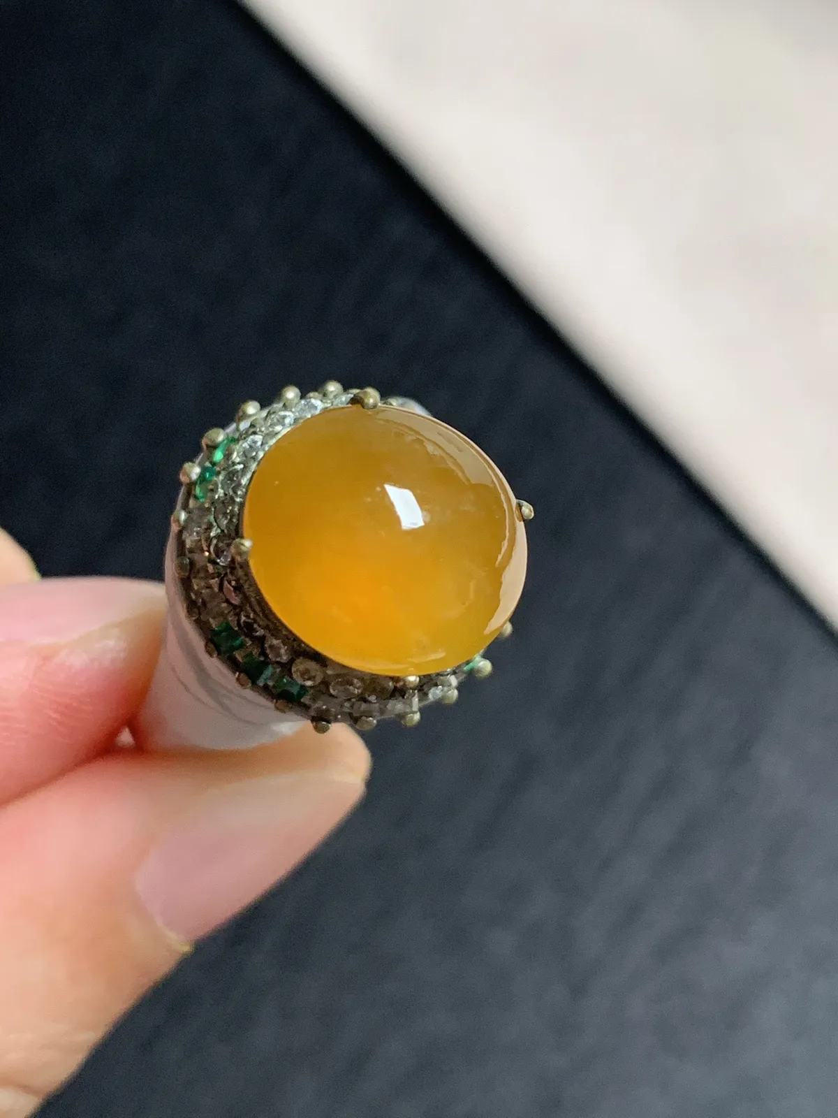 冰黄翡馒头戒面
无纹裂，种好色美品相好，色泽艳丽纯正，老坑种冰透水灵饱满圆润