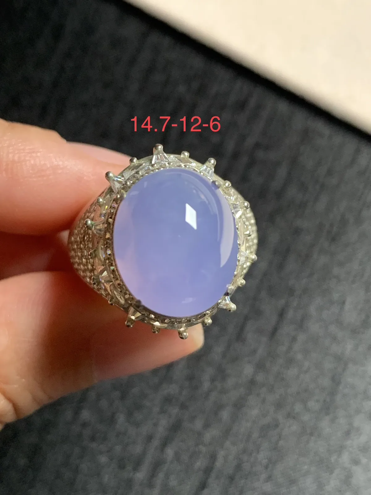 冰种紫罗兰馒头戒面
无纹裂，种好色美品相好，色泽浓郁艳丽，质地细腻水灵饱满圆润