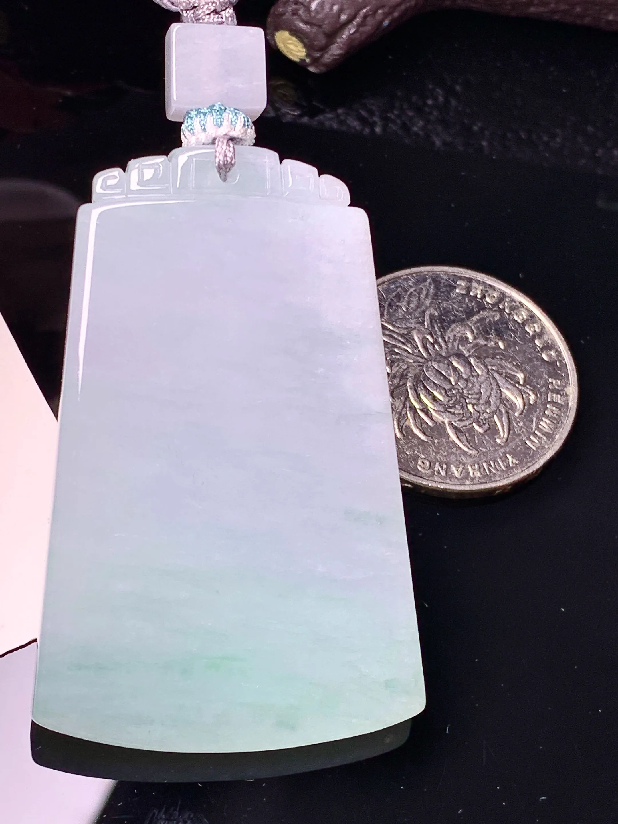 飘绿无事牌吊坠 玉质细腻 色泽艳丽清新 整体尺寸50.5*32.7*5