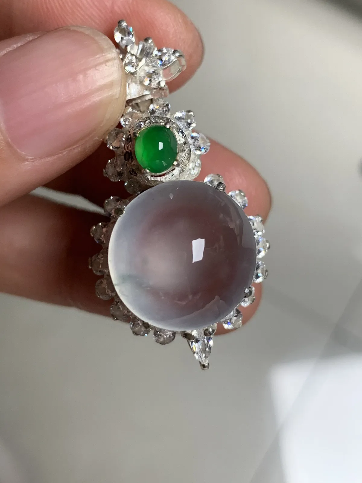 高冰飘花正圆吊坠
无纹裂，老坑种强荧光，钢性十足饱满圆润