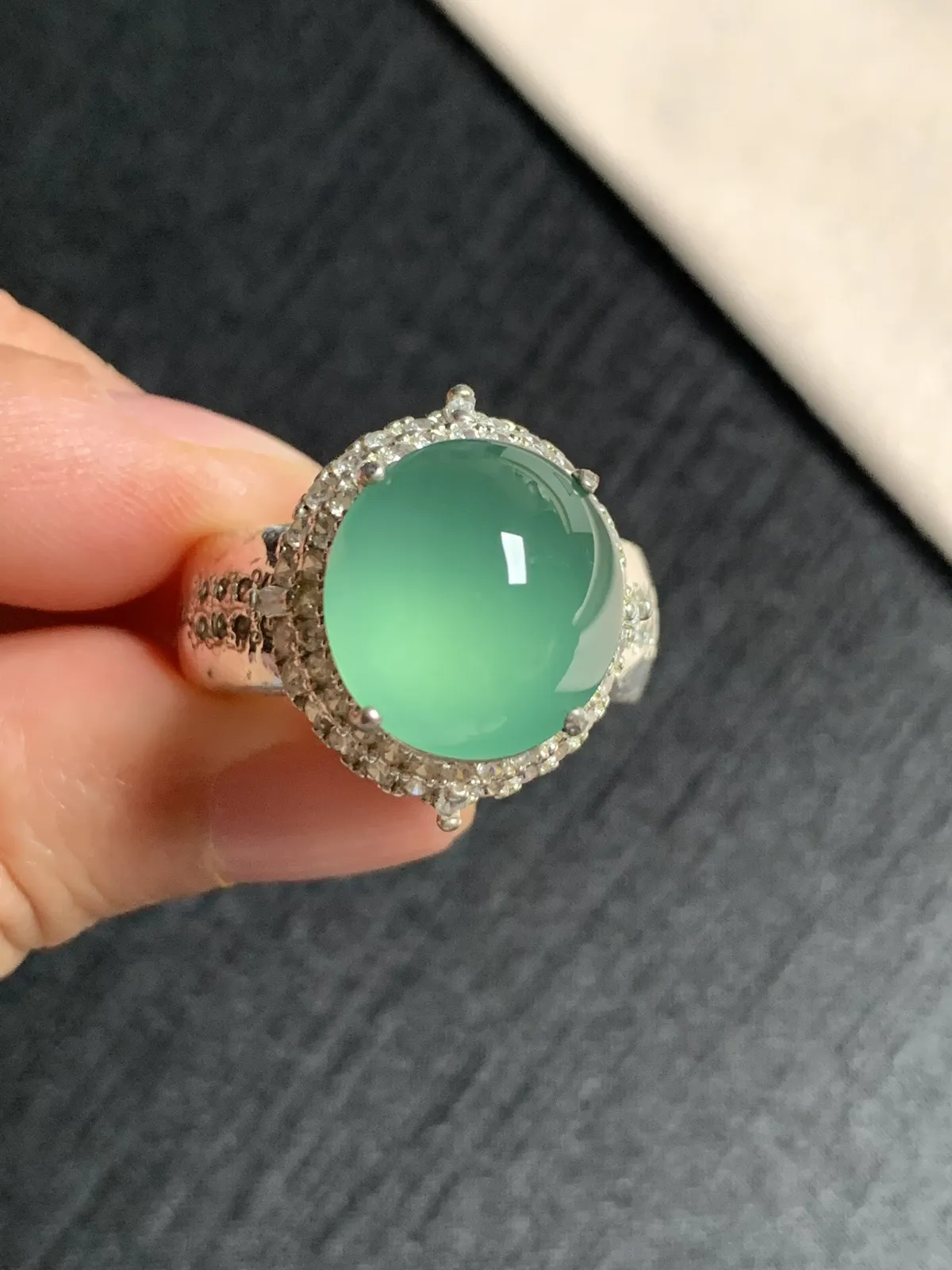 高冰湖水蓝馒头戒面
无纹裂，种好色美品相好，颜色鲜艳漂亮，老坑种冰透水灵饱满圆润