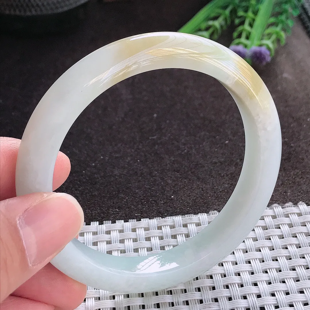 实拍A货翡翠57.5/10.4/8.3老坑秀气冰润飘黄翡手镯宽边玉镯手环