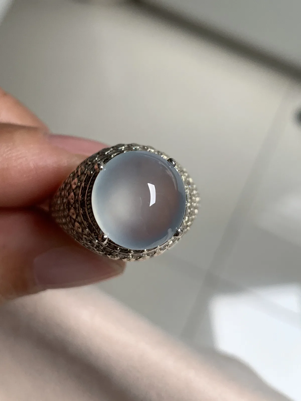 冰种圆戒面
无纹裂，老坑种冰透水灵饱满圆润