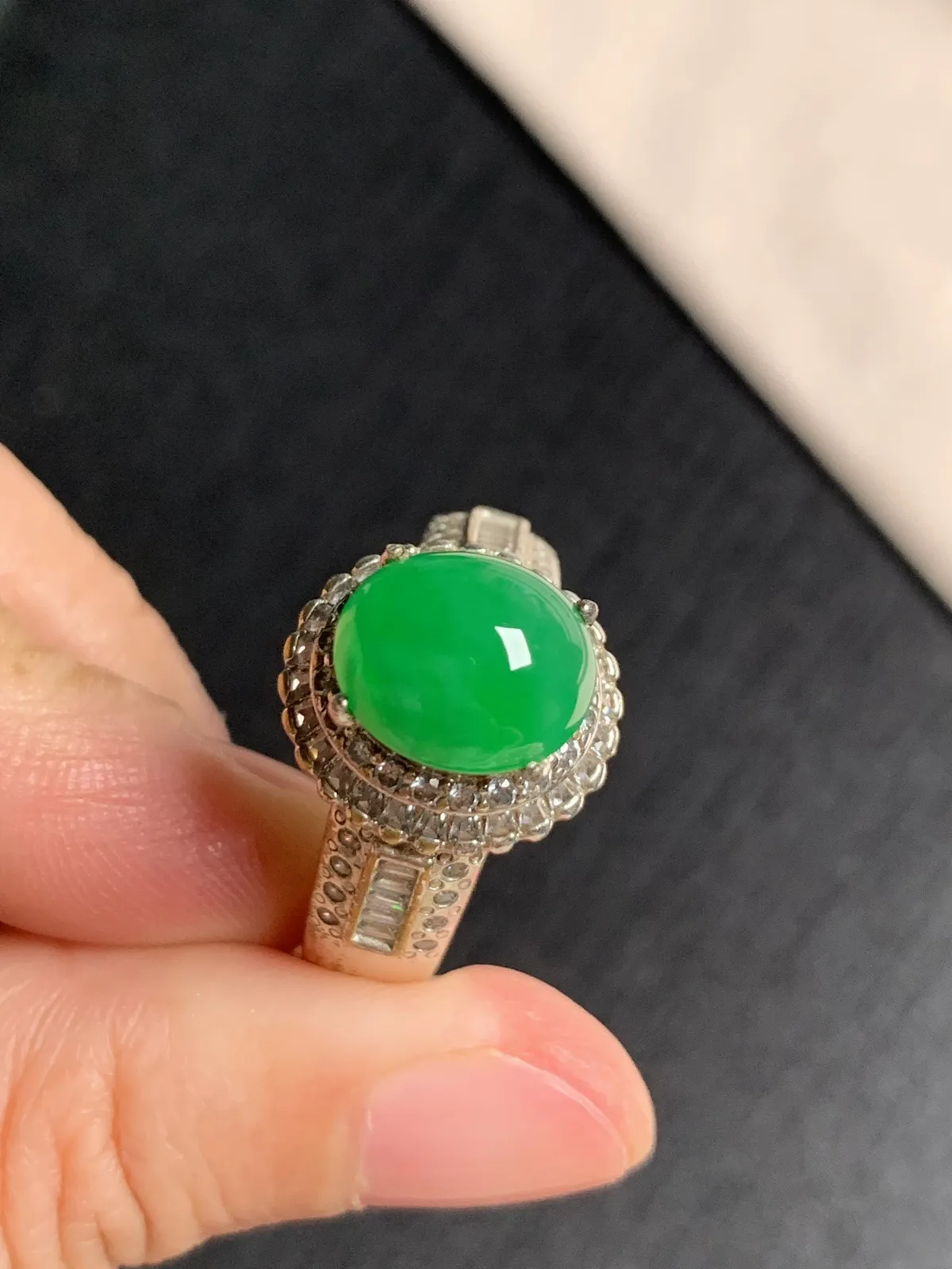 冰阳绿馒头戒面
无纹裂，种好色好品相好，色泽艳丽纯正，质地细腻水灵饱满圆润