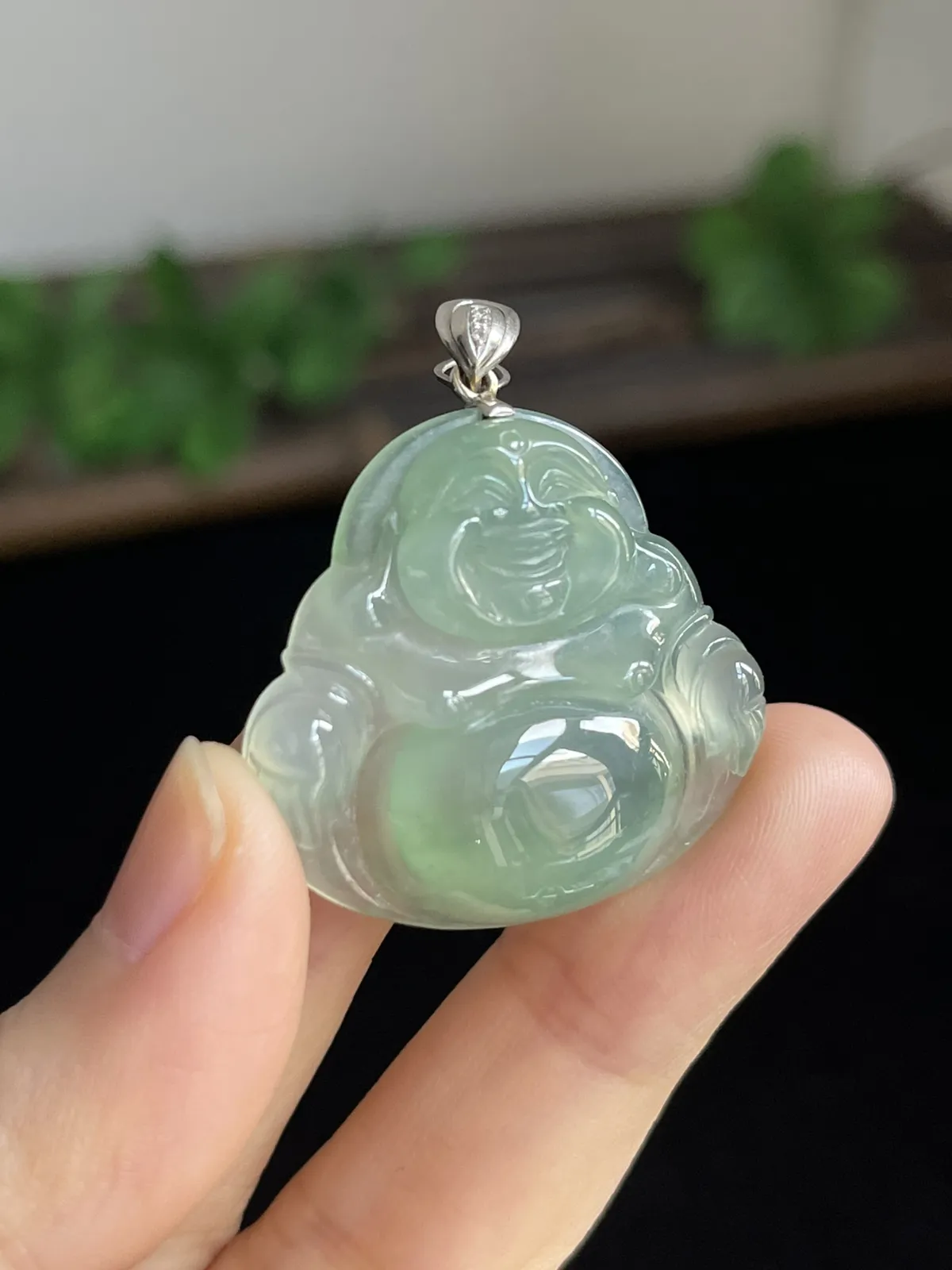 翡翠冰糯种淡绿色吊坠，伴钻石