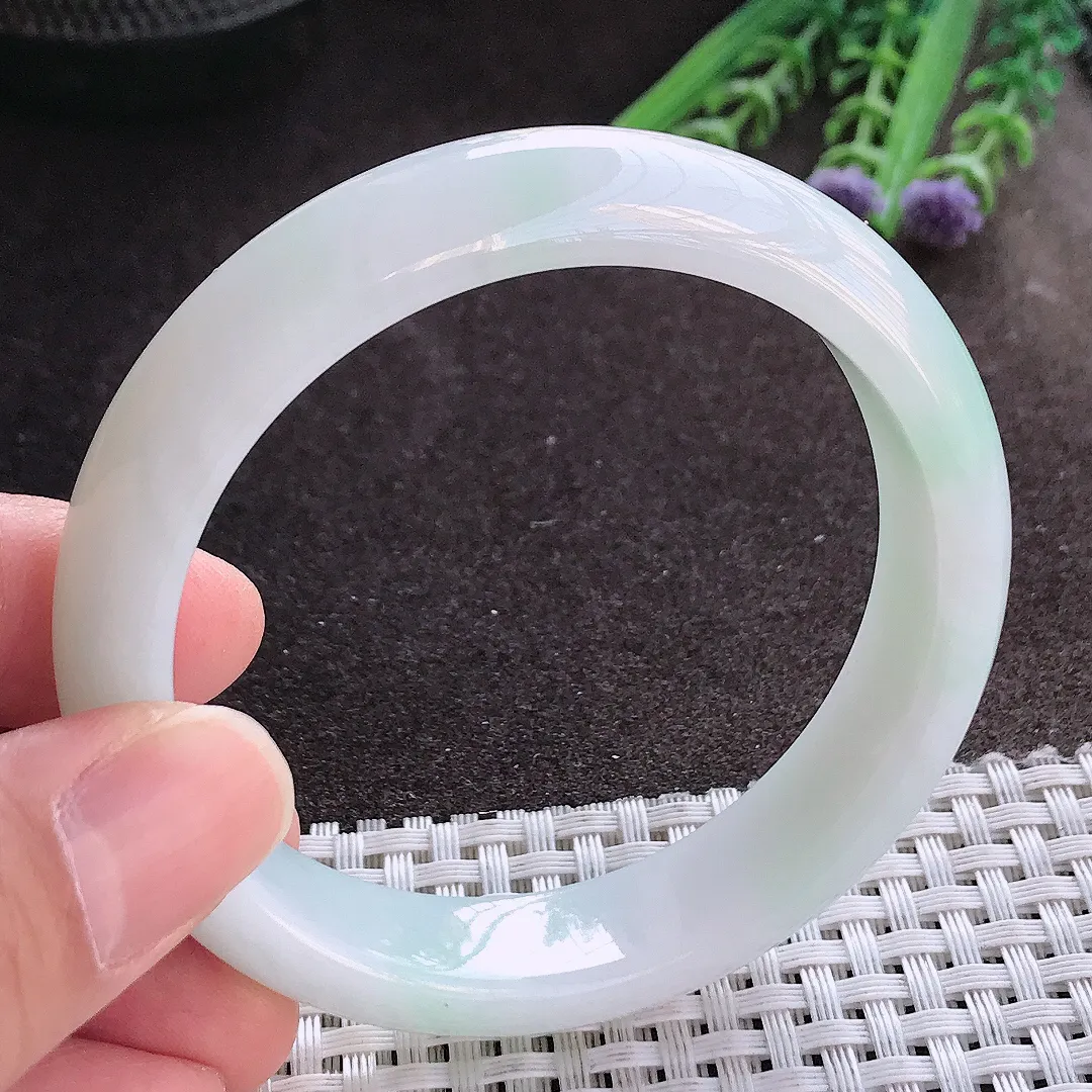 实拍A货翡翠56/13.4/7.9老坑秀气冰胶浅绿手镯宽边玉镯手环