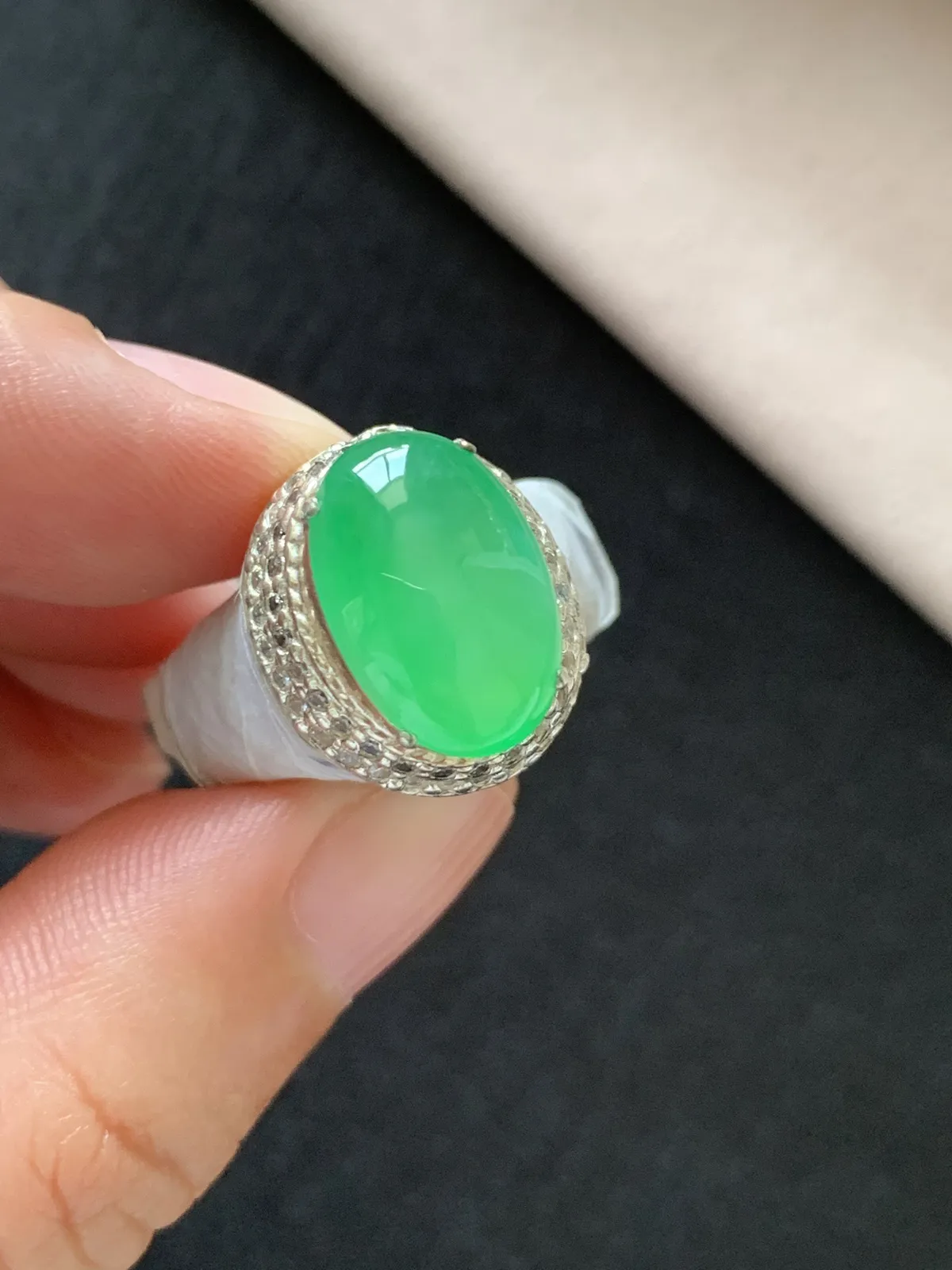 冰种甜绿戒面
无纹裂，种好色甜品相好，颜色鲜艳甜美，老坑种冰透水灵