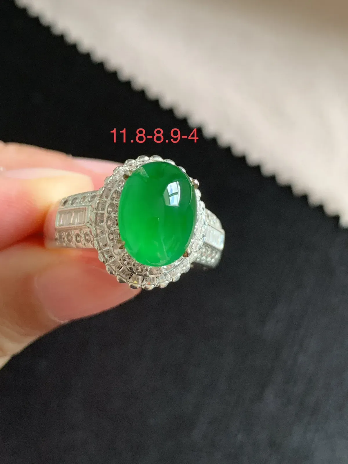 高冰辣阳绿戒面
无裂，种好色好品相好，辣阳绿色泽浓郁艳丽，老坑种冰透水灵饱满圆润