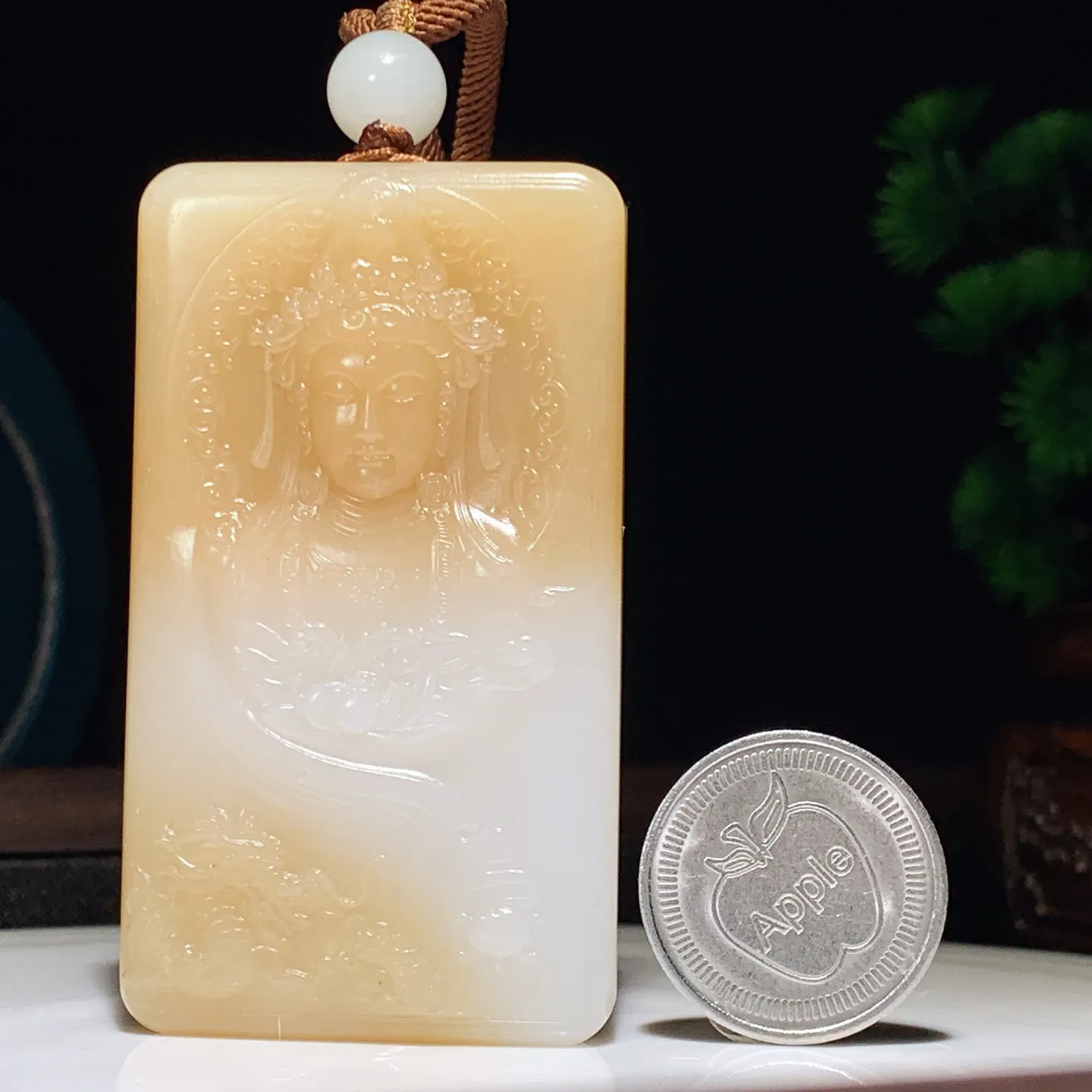 新疆和田玉羊脂白且末糖御龙观音牌子挂件。尺寸72/41/10重76克 无裂无杂 玉质细腻油润 底色纯净 脂粉好，品质好。lt250106