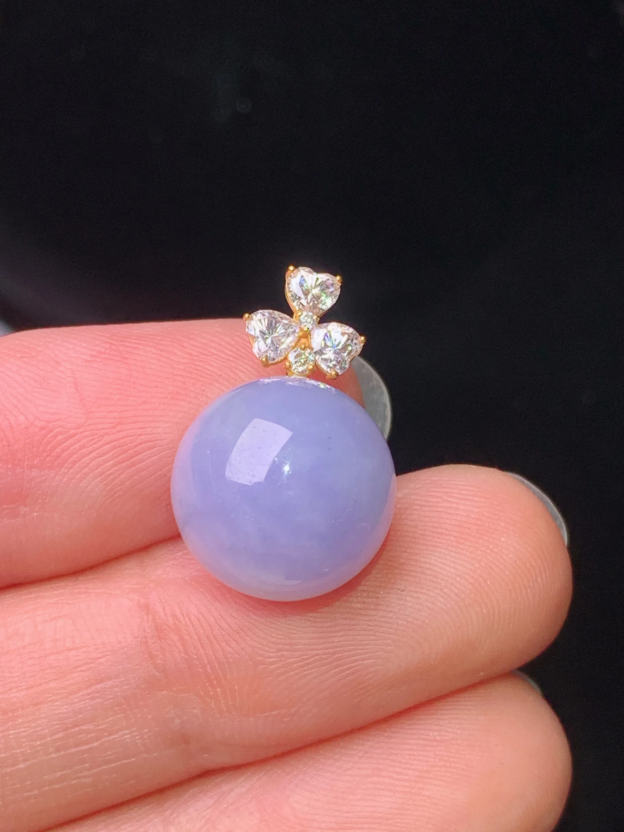 18k金莫桑钻镶嵌紫罗兰圆珠吊坠 玉质细腻 色泽艳丽清新 整体尺寸19*12.3