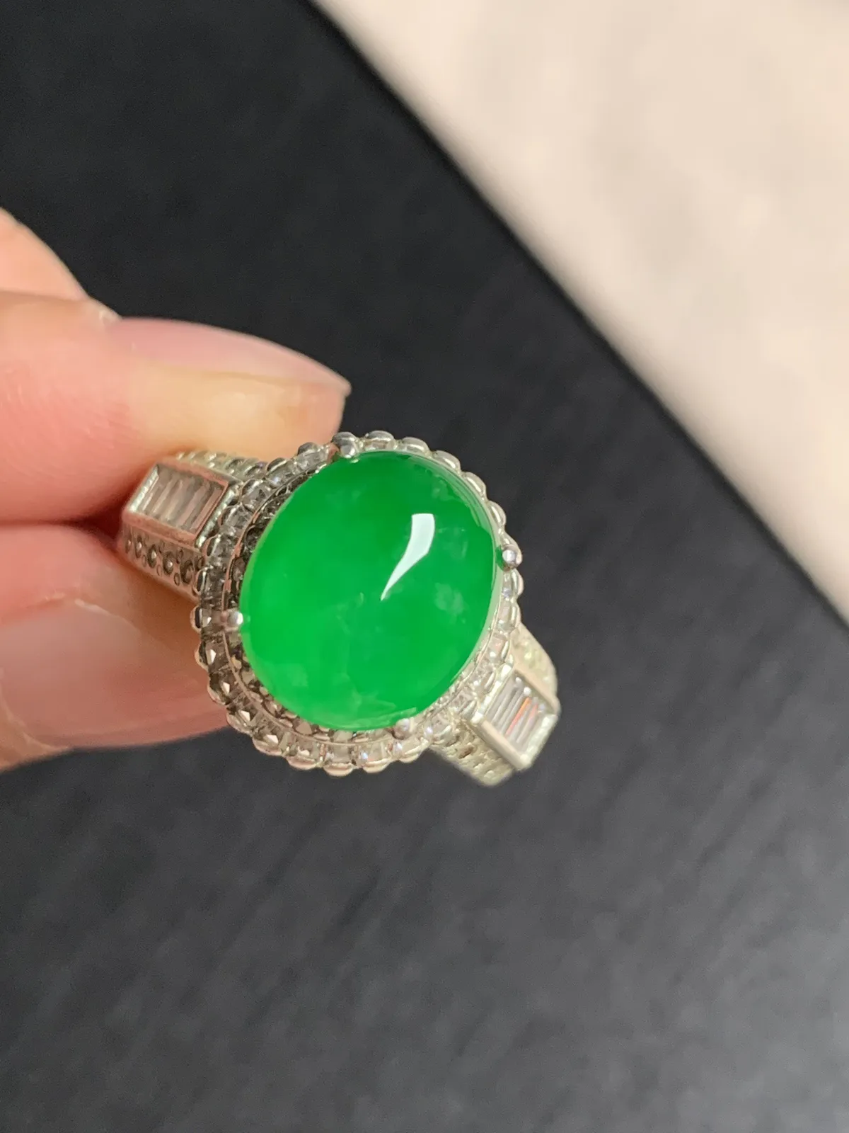 冰阳绿戒面
无纹裂，种好色好，正阳绿色泽艳丽纯正，老坑种冰透水灵