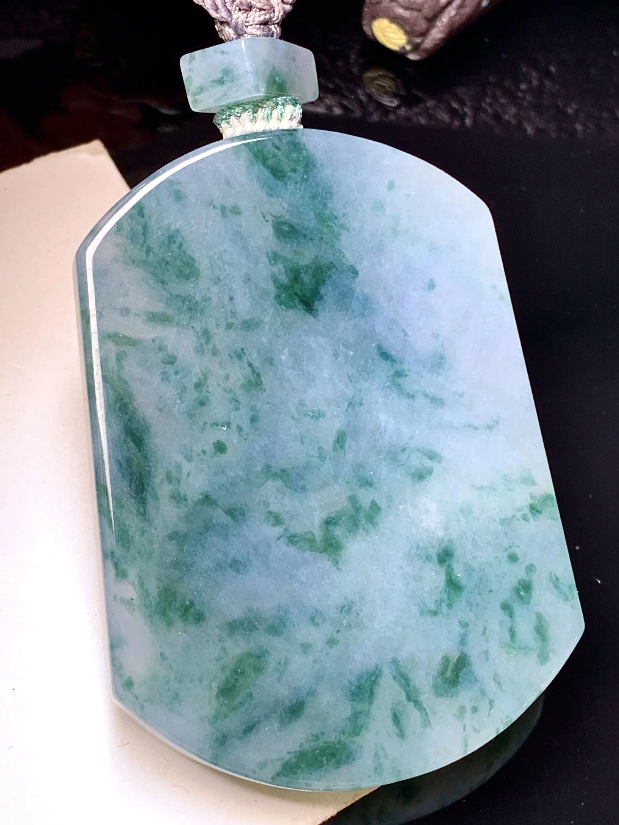 飘花无事牌吊坠 玉质细腻 色泽艳丽 整体尺寸53*38.2*6