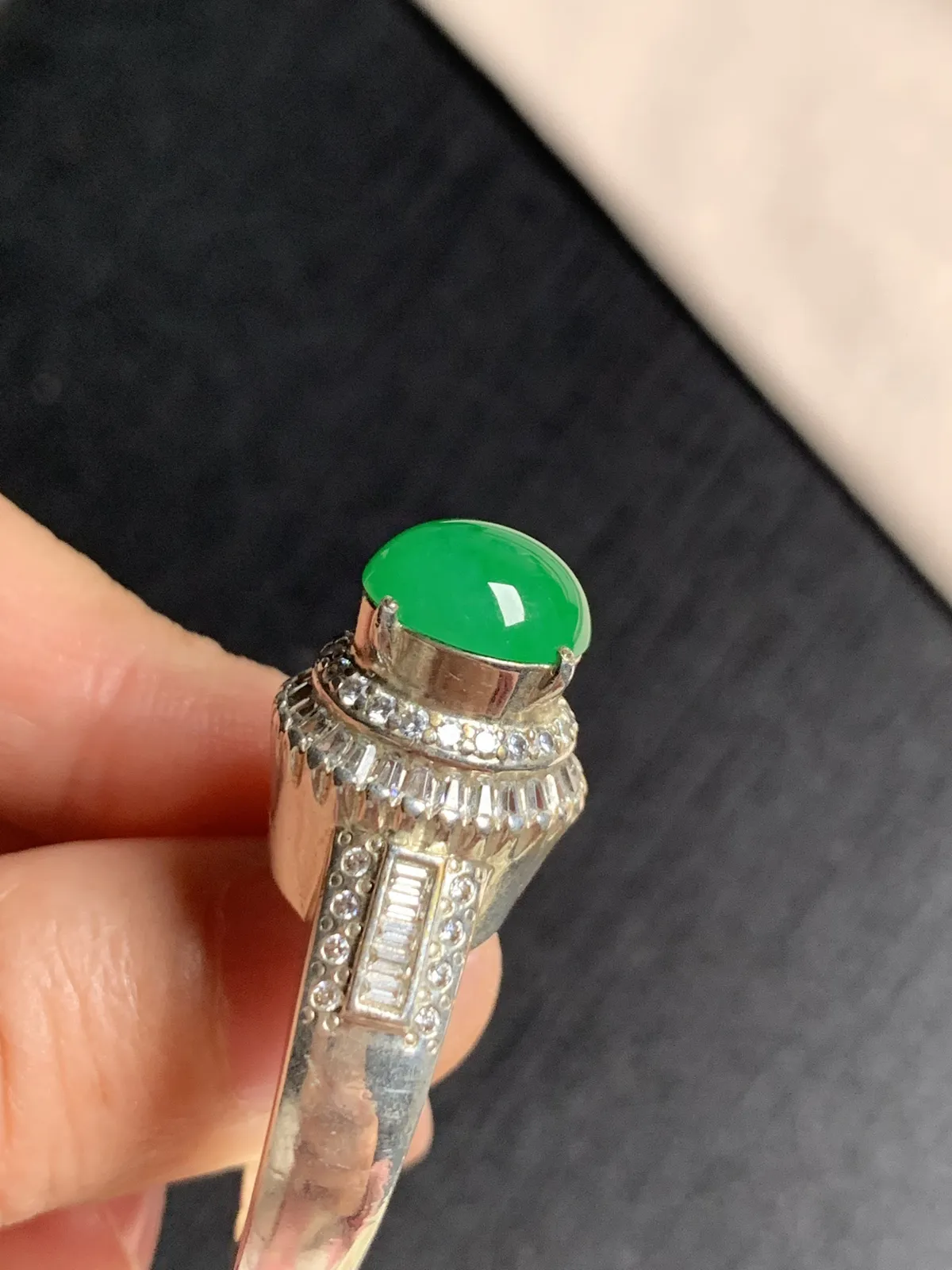 冰阳绿馒头戒面
无纹裂，种好色好品相好，色泽艳丽纯正，质地细腻水灵饱满圆润