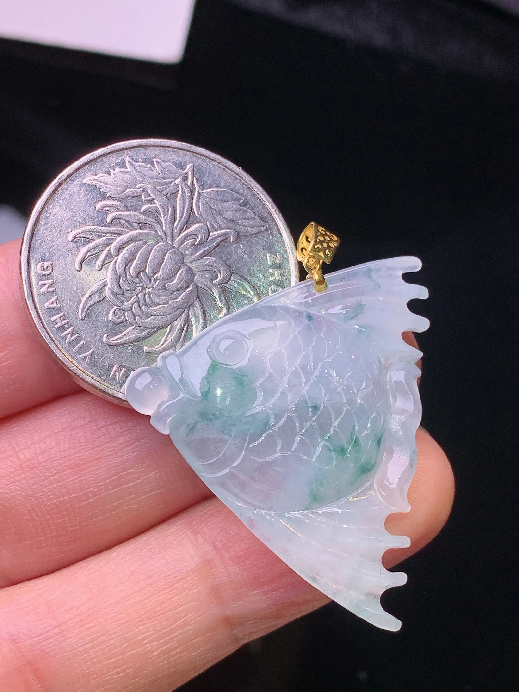 18k金镶嵌飘绿金鱼吊坠 玉质细腻 色泽艳丽清新 裸石尺寸33*26.3*3.8