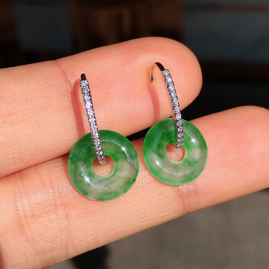 飘绿平安扣耳坠，色泽艳丽，玉质细腻，荧光感超
强，饱满圆润，尽显优雅气质，18k
金豪华镶嵌