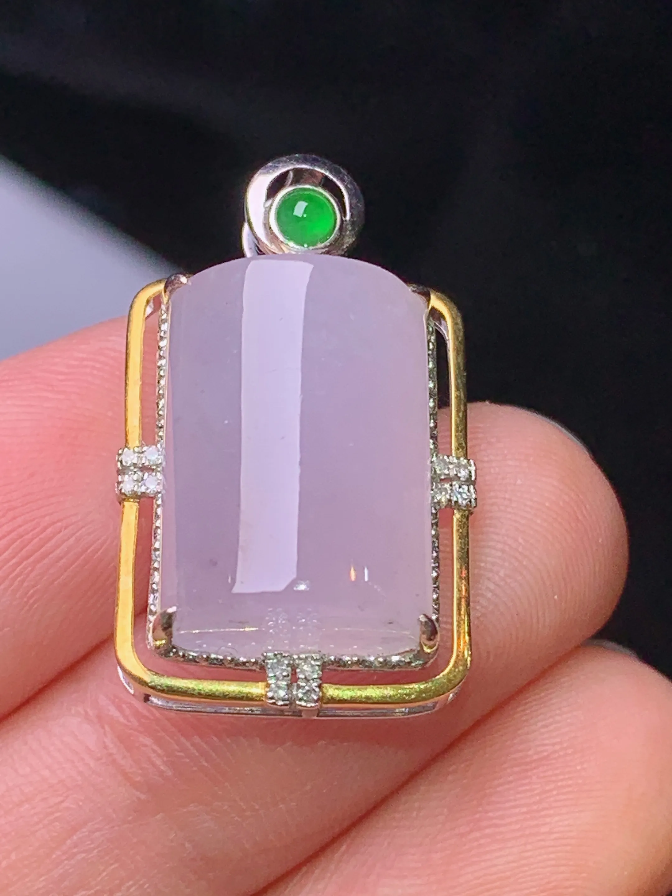 18k金钻镶嵌淡紫罗兰玉柱吊坠 玉质细腻 色泽艳丽清新 整体尺寸25.5*15.2*8