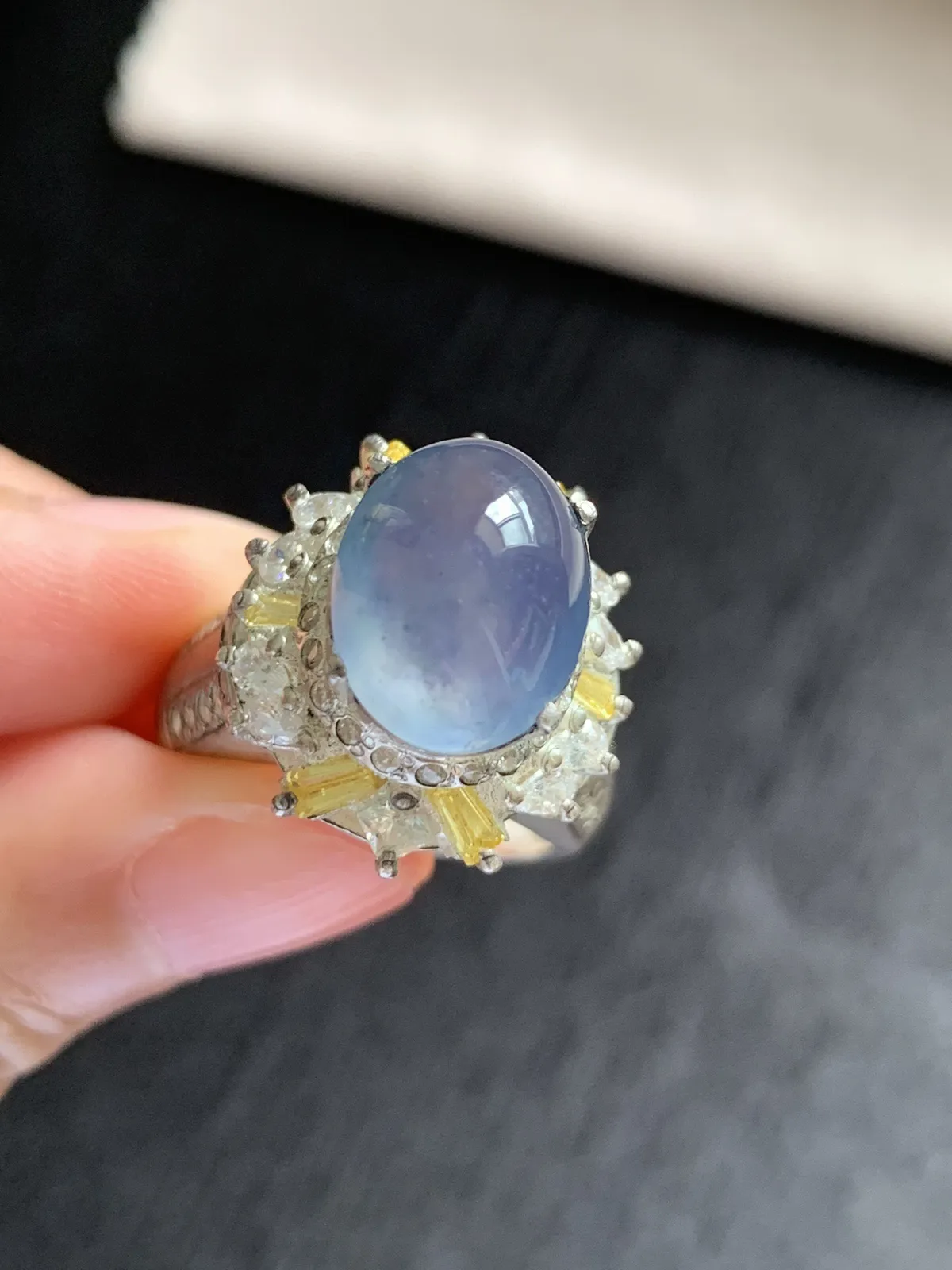 高冰紫罗兰馒头戒面
无纹裂，种好色美品相好，色泽浓郁艳丽，老坑种冰透水灵饱满圆润