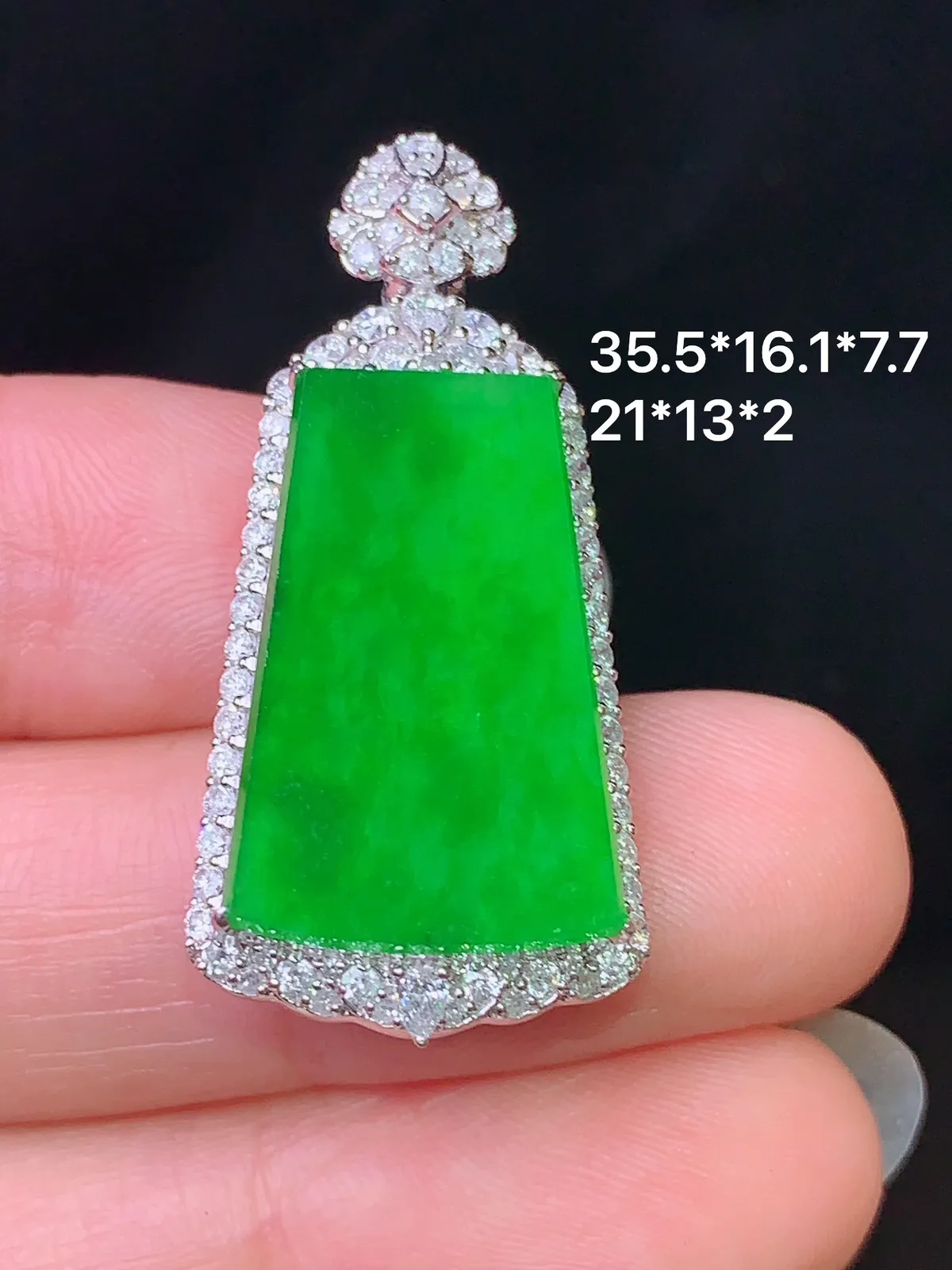 18k金钻镶嵌翠绿无事牌吊坠 玉质细腻 色泽艳丽  整体尺寸35.5*16.1*7.7