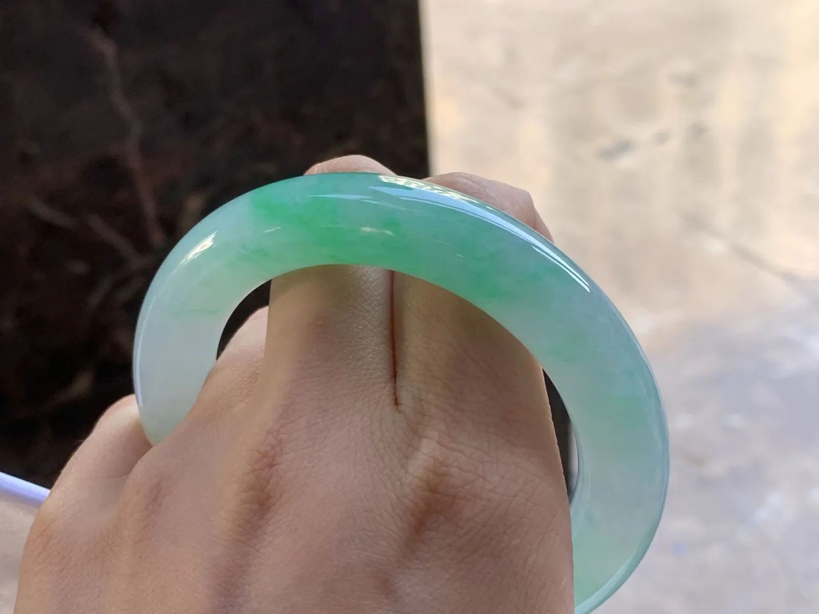 55.5-12.1

糯冰带色圆条手镯^_^ 种好水润