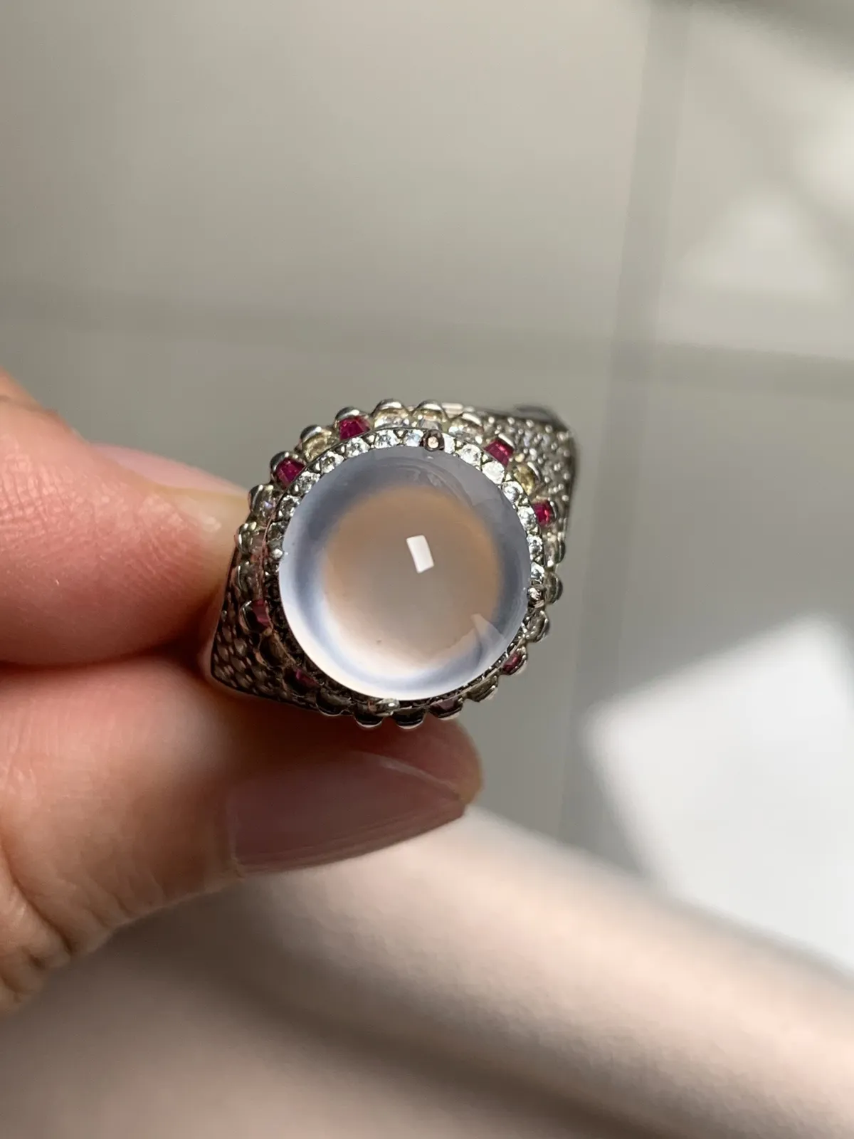 高冰正圆馒头戒面
无纹裂，老坑种强荧光，钢性十足纯净饱满