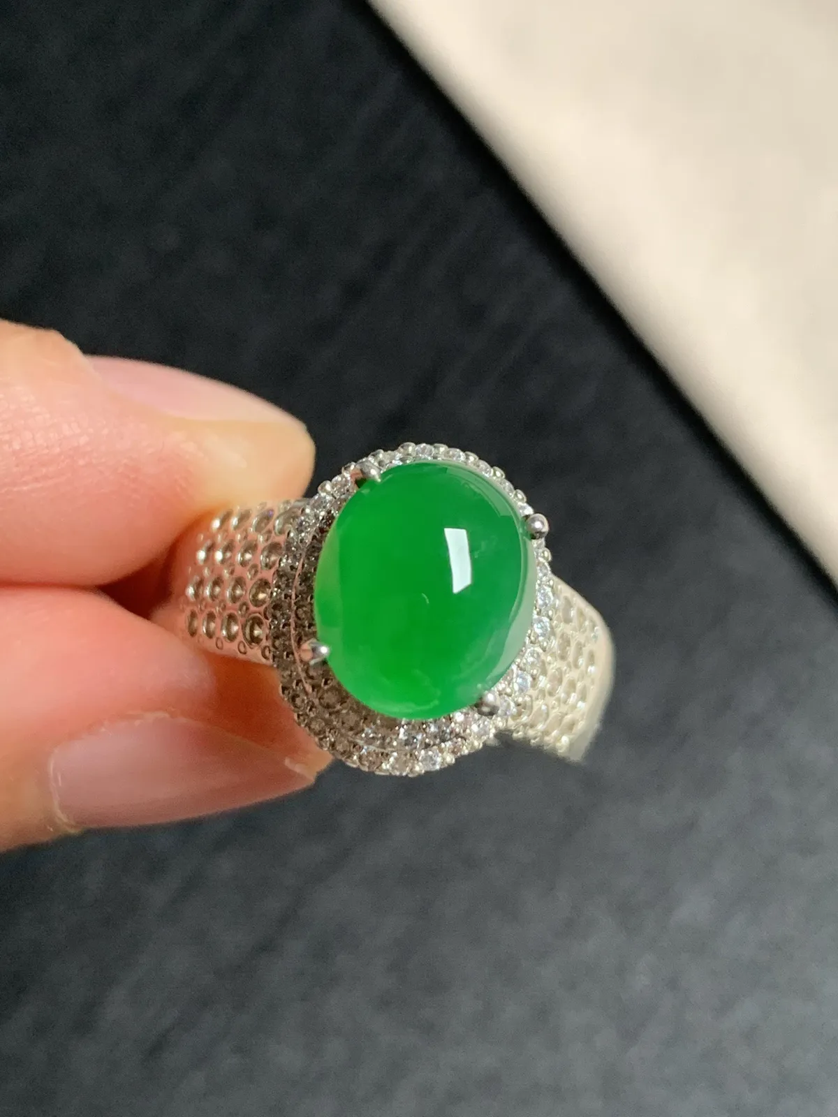 冰种辣阳绿戒面
无纹裂，种好色好品相好，辣阳绿色泽浓郁艳丽，老坑种冰透水灵