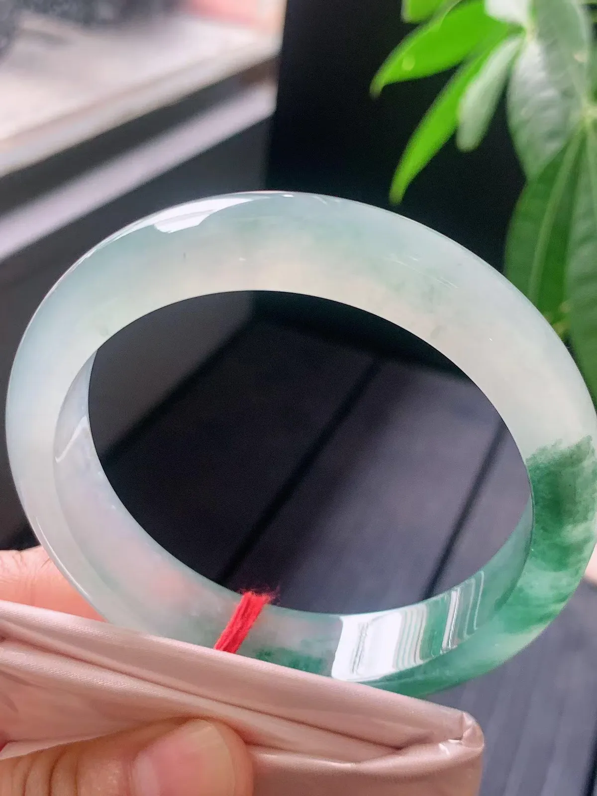 【翡翠名称】老种冰飘花58.8正圈口手镯
【翡翠尺寸】58.8/14/8.5mm适合正圈口佩戴
【翡翠描述】宝贝种老水足，玉质细腻，色泽靓丽，性价比高，佩戴效果好！
【其它赠送】权威证书/精美挂绳盒子/支持全国复检