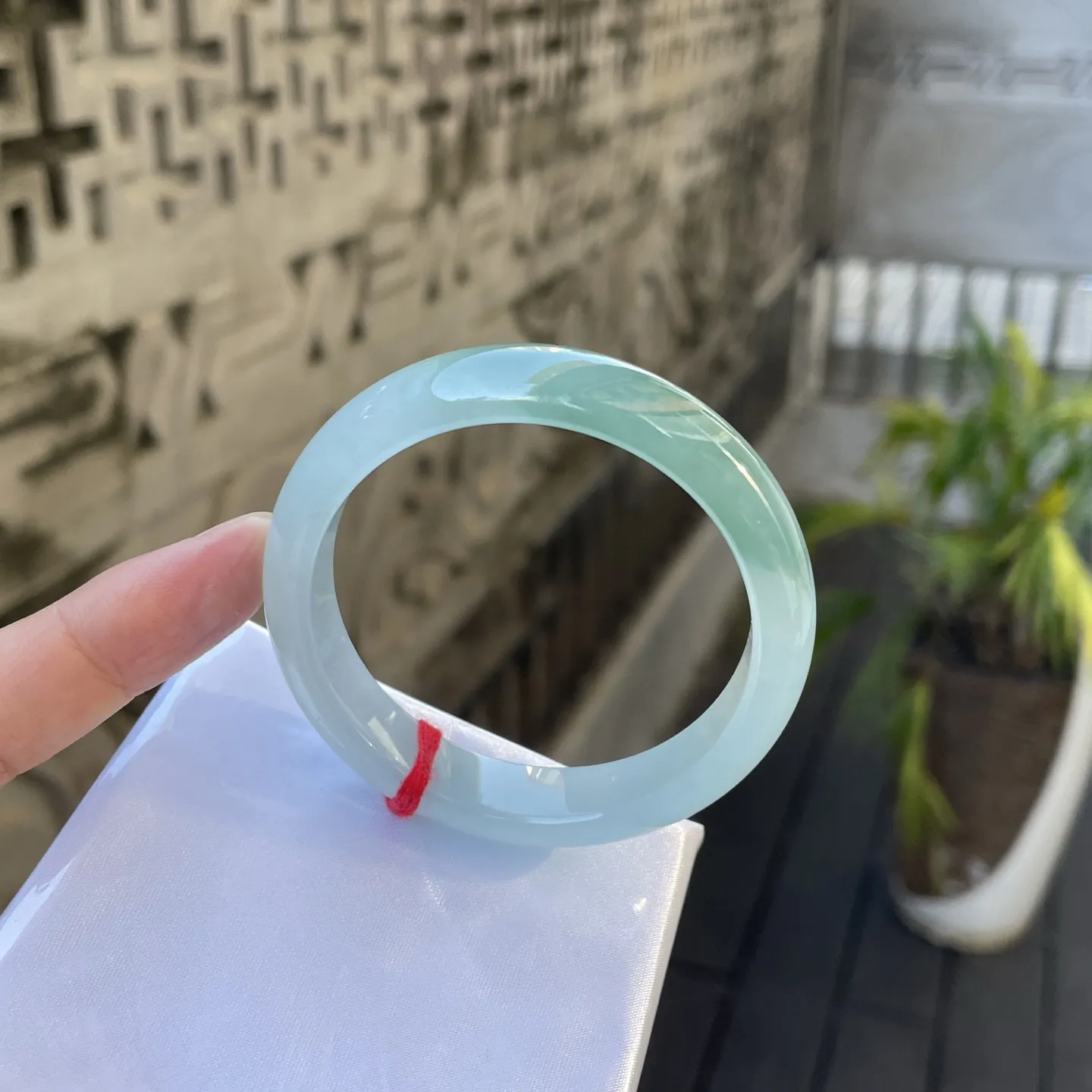 53圈口，半山半水，
冰润的玉质裹着淡淡的翠色晕染开来，如远山含黛、春水初生～