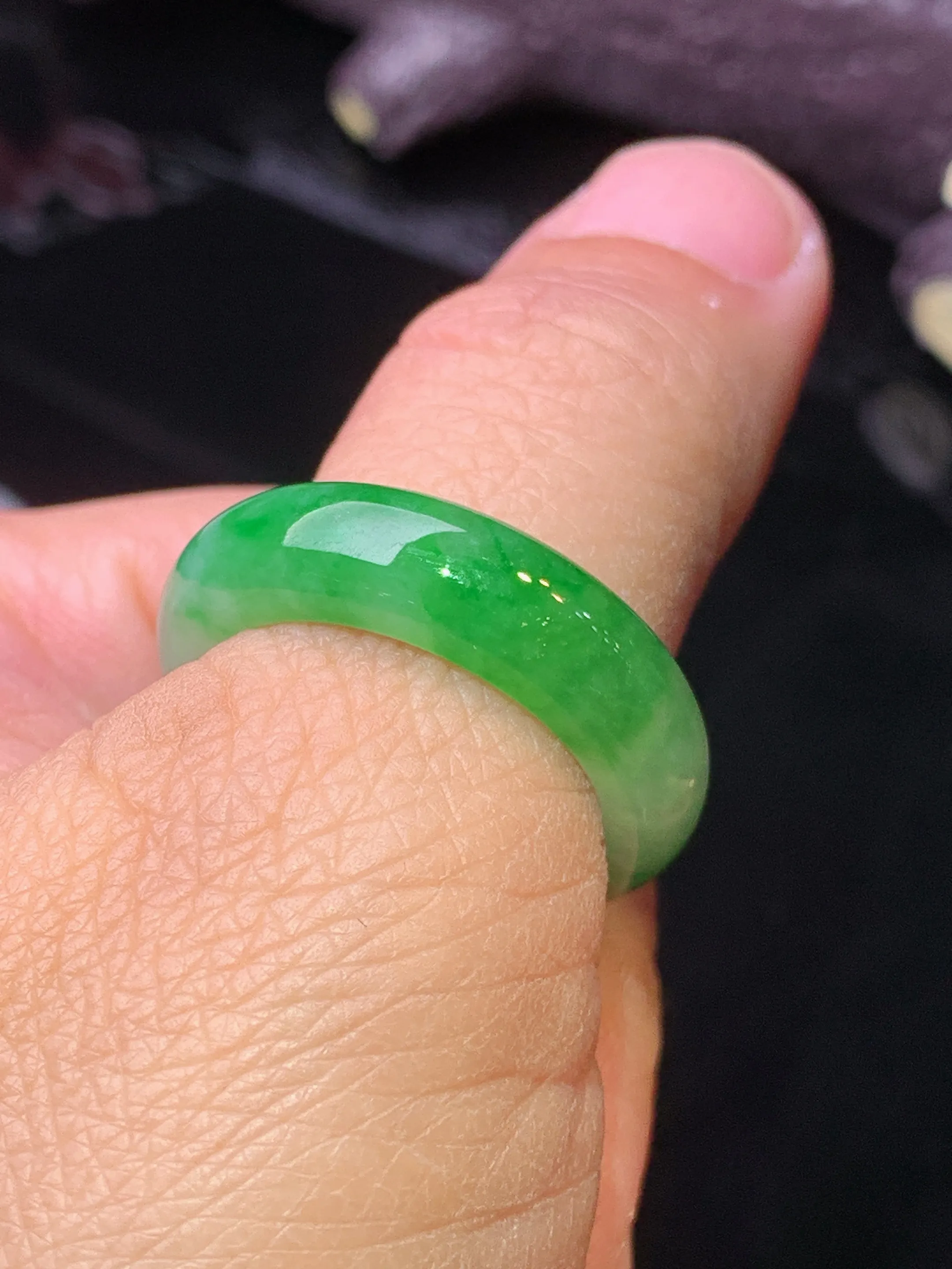 翠绿指环 玉质细腻 色泽艳丽清新 圈口19 整体尺寸26.3*6.7*3.8