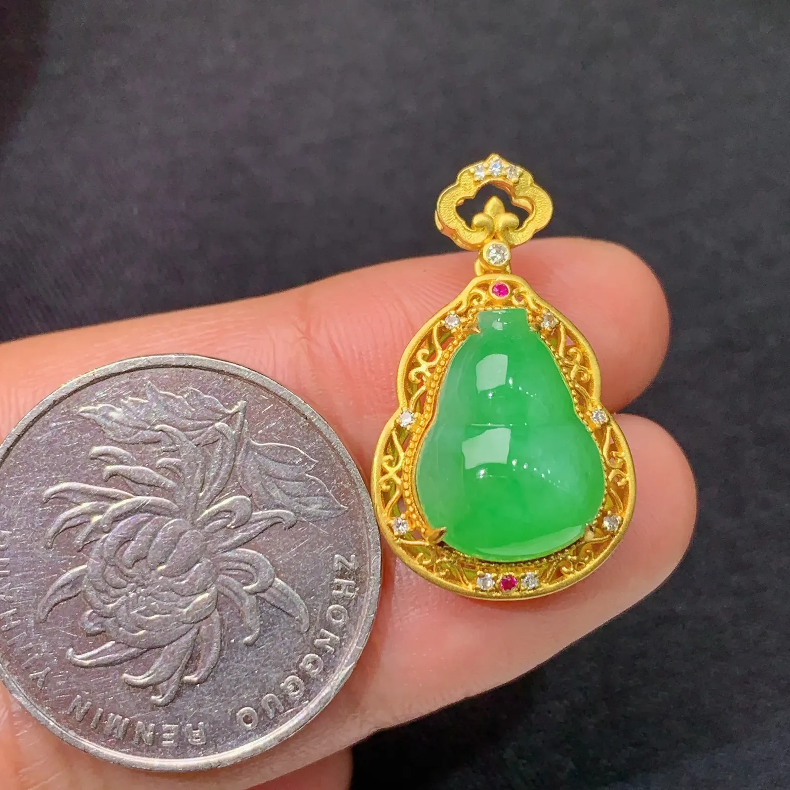 阳绿葫芦吊坠，18k金镶嵌，冰润色阳，玉质细腻，种水足，Of 尺寸26*15.2*8.8