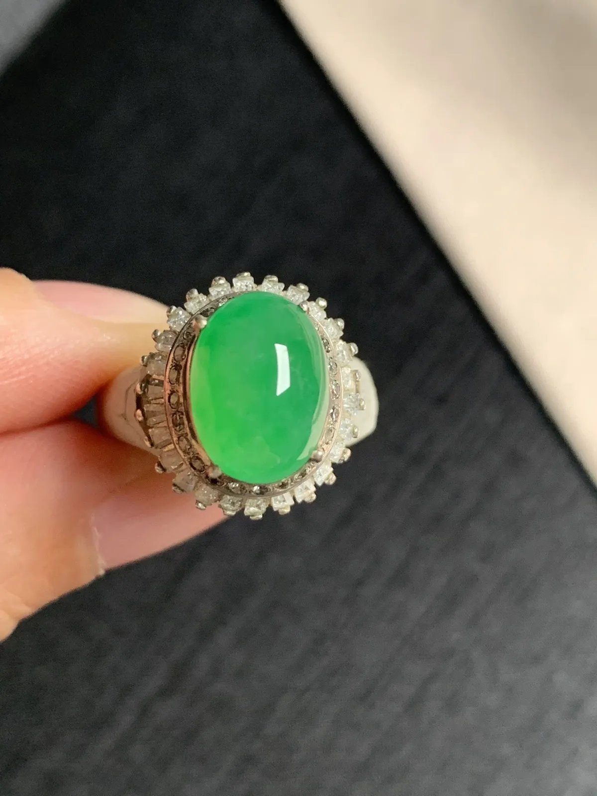 冰阳绿戒面
无纹裂，种好色好品相好，色泽艳丽明亮，老坑种冰透水灵饱满圆润