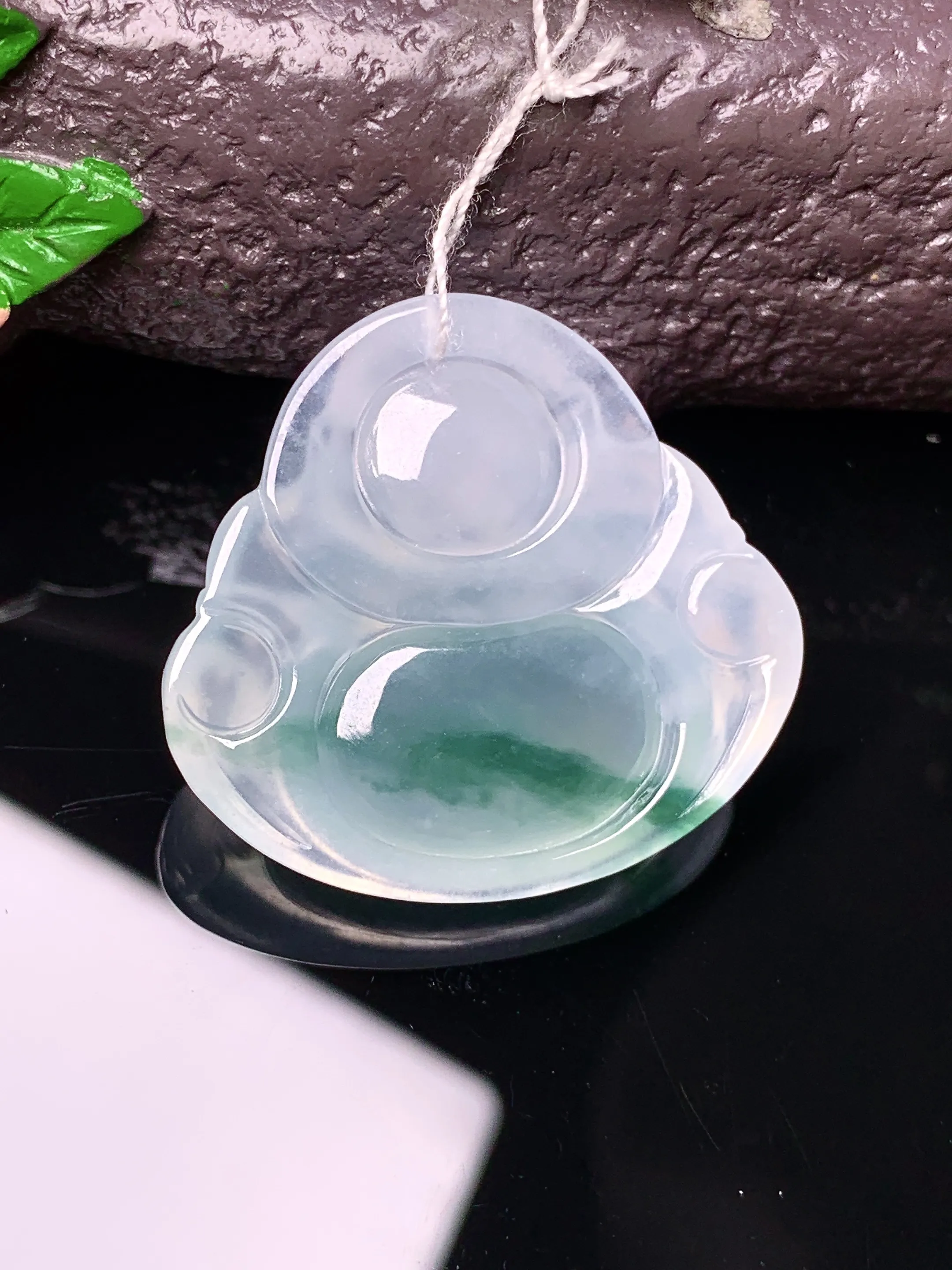 冰种飘绿佛公吊坠 玉质细腻 色泽艳丽清新 整体尺寸28.2*30.5*6.5