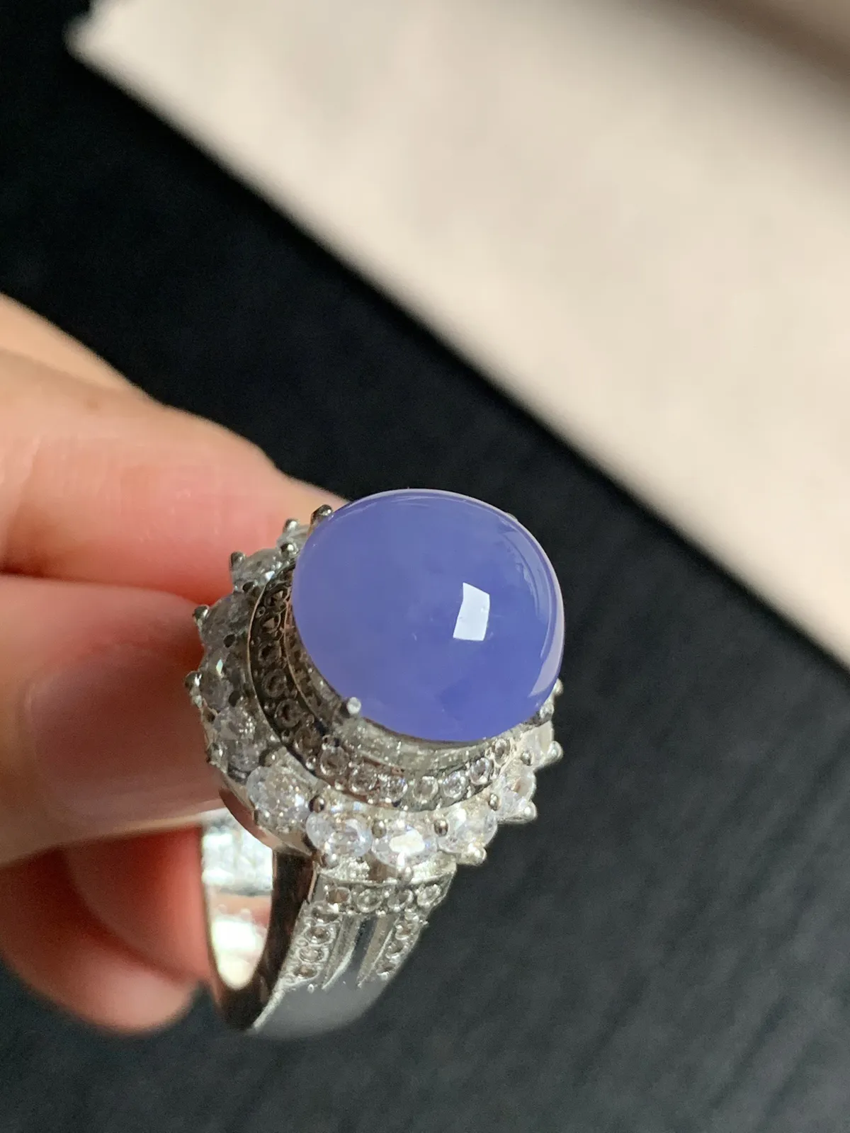 紫罗兰馒头戒面，浓紫戒面
无纹裂，种好色美品相好，色泽浓郁艳丽，质地细腻水灵饱满圆润