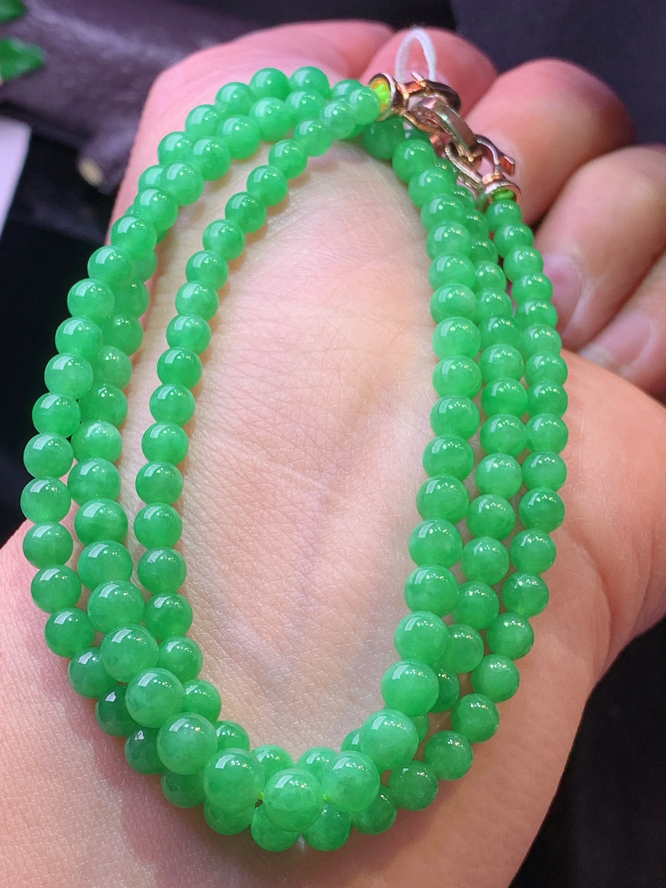 翠绿圆珠项链 玉质细腻 色泽艳丽清新 整体尺寸5