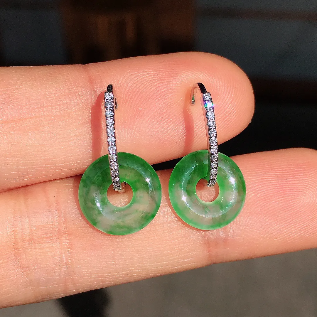 飘绿平安扣耳坠，色泽艳丽，玉质细腻，荧光感超
强，饱满圆润，尽显优雅气质，18k
金豪华镶嵌