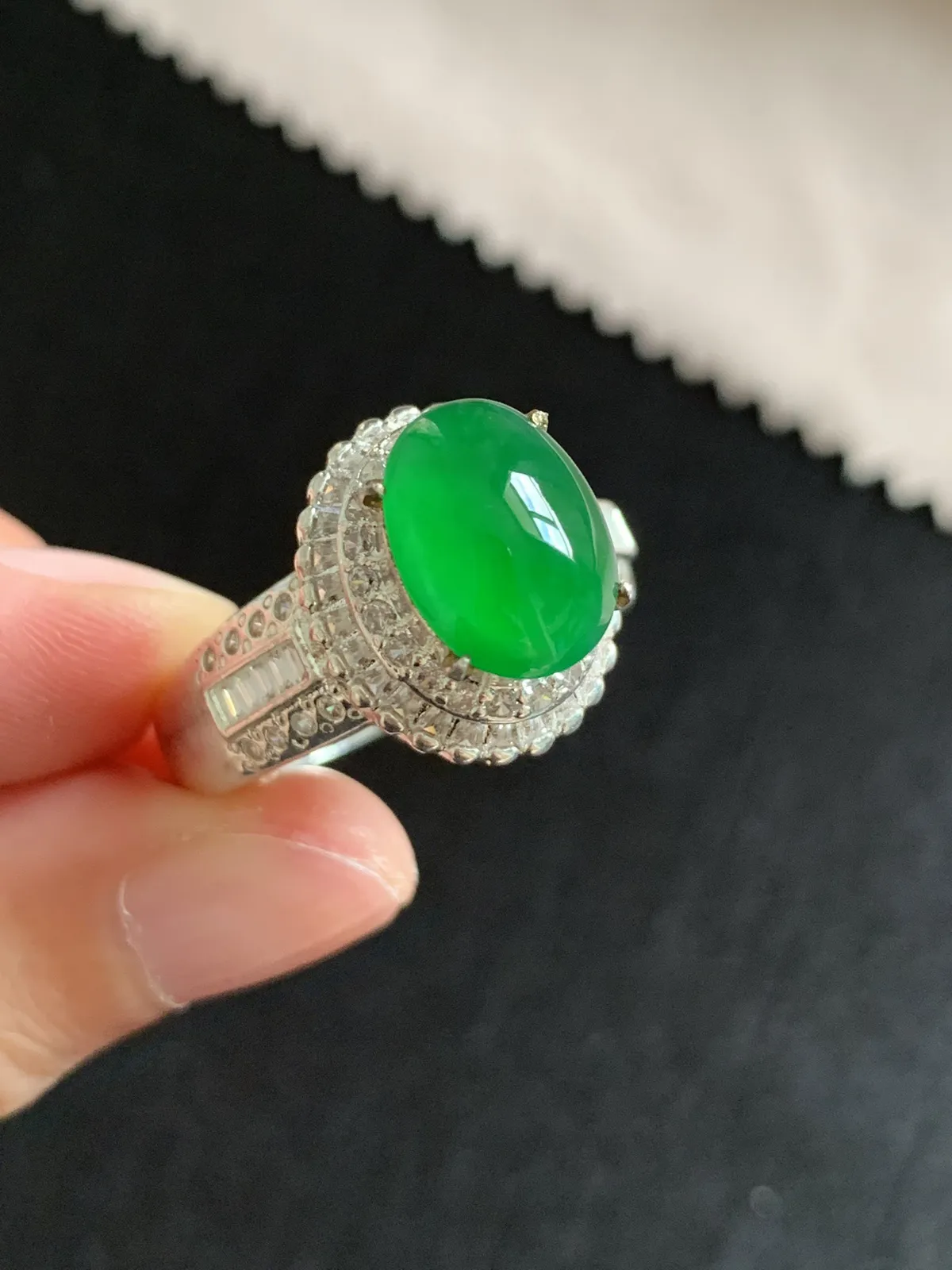 高冰辣阳绿戒面
无裂，种好色好品相好，辣阳绿色泽浓郁艳丽，老坑种冰透水灵饱满圆润