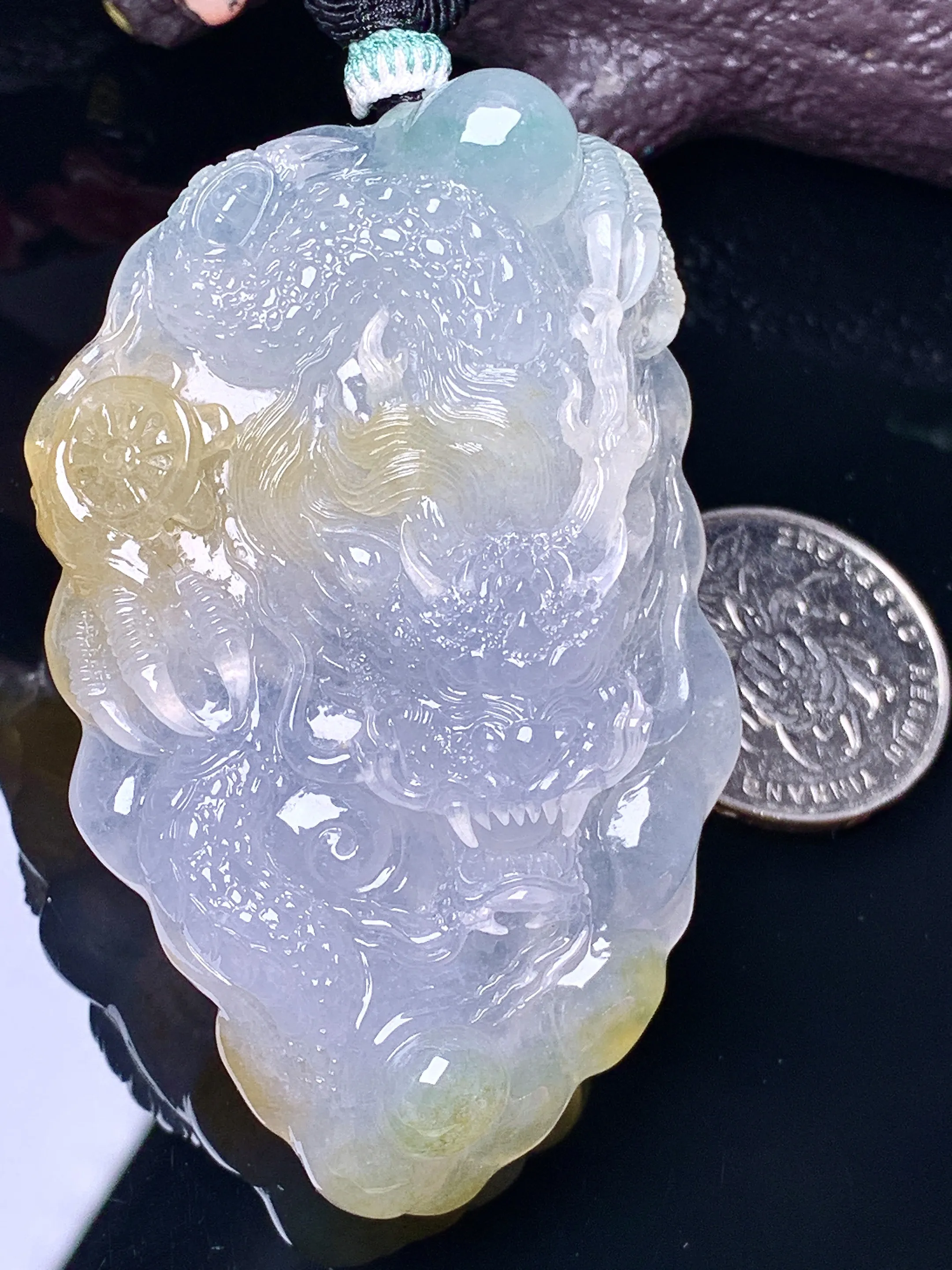 飘黄翡龙牌吊坠 玉质细腻 色泽艳丽清新 整体尺寸68.8*45*13