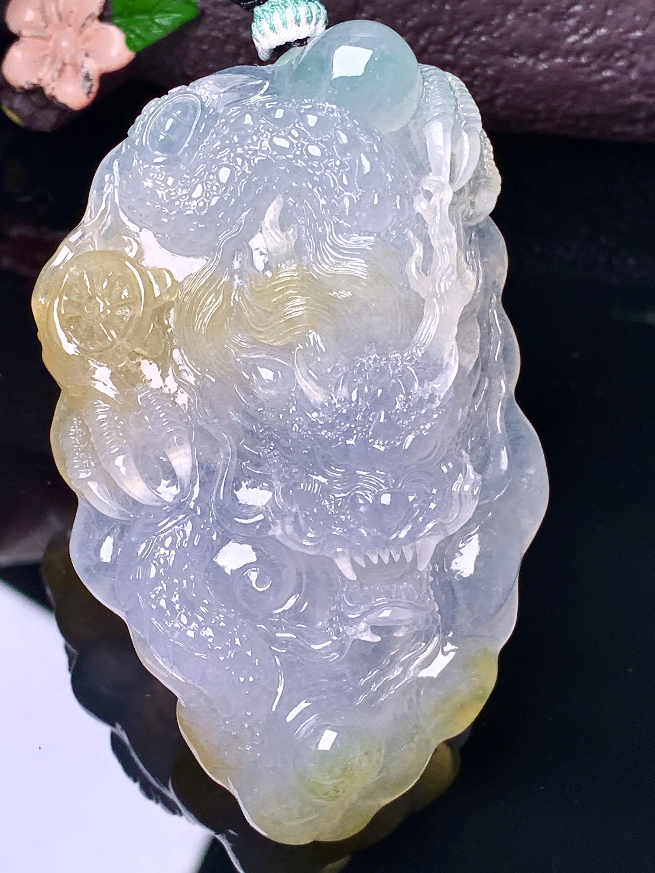 飘黄翡龙牌吊坠 玉质细腻 色泽艳丽清新 整体尺寸68.8*45*13