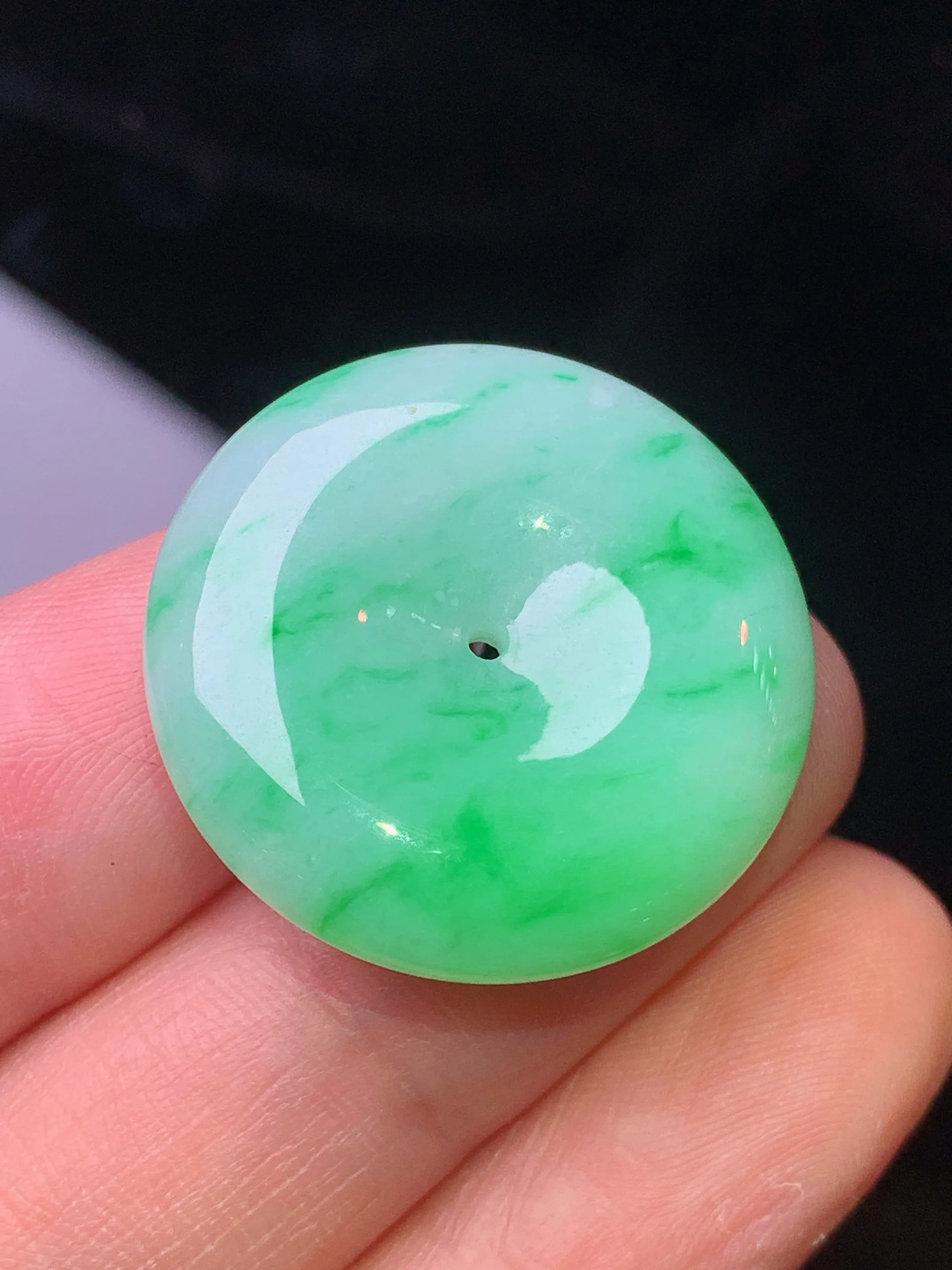 翠绿平安扣吊坠 玉质细腻 色泽艳丽清新 整体尺寸24.8*6