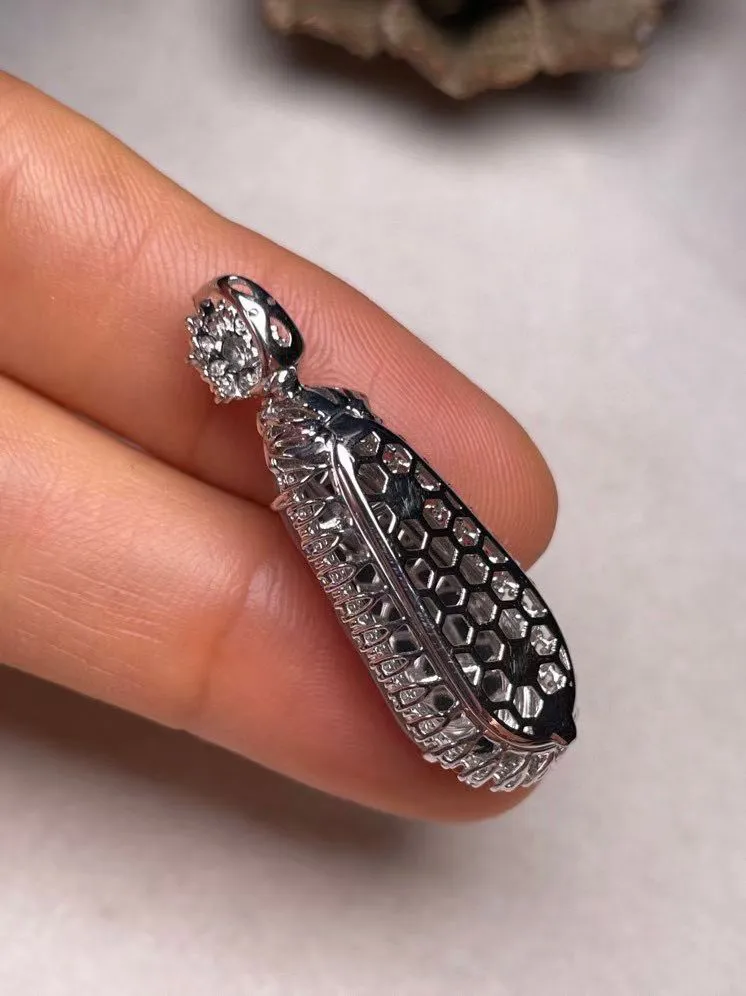 冰种福豆吊坠、真金真钻镶嵌，种水好，玉质细腻 .裸石尺寸 22.2*8.6