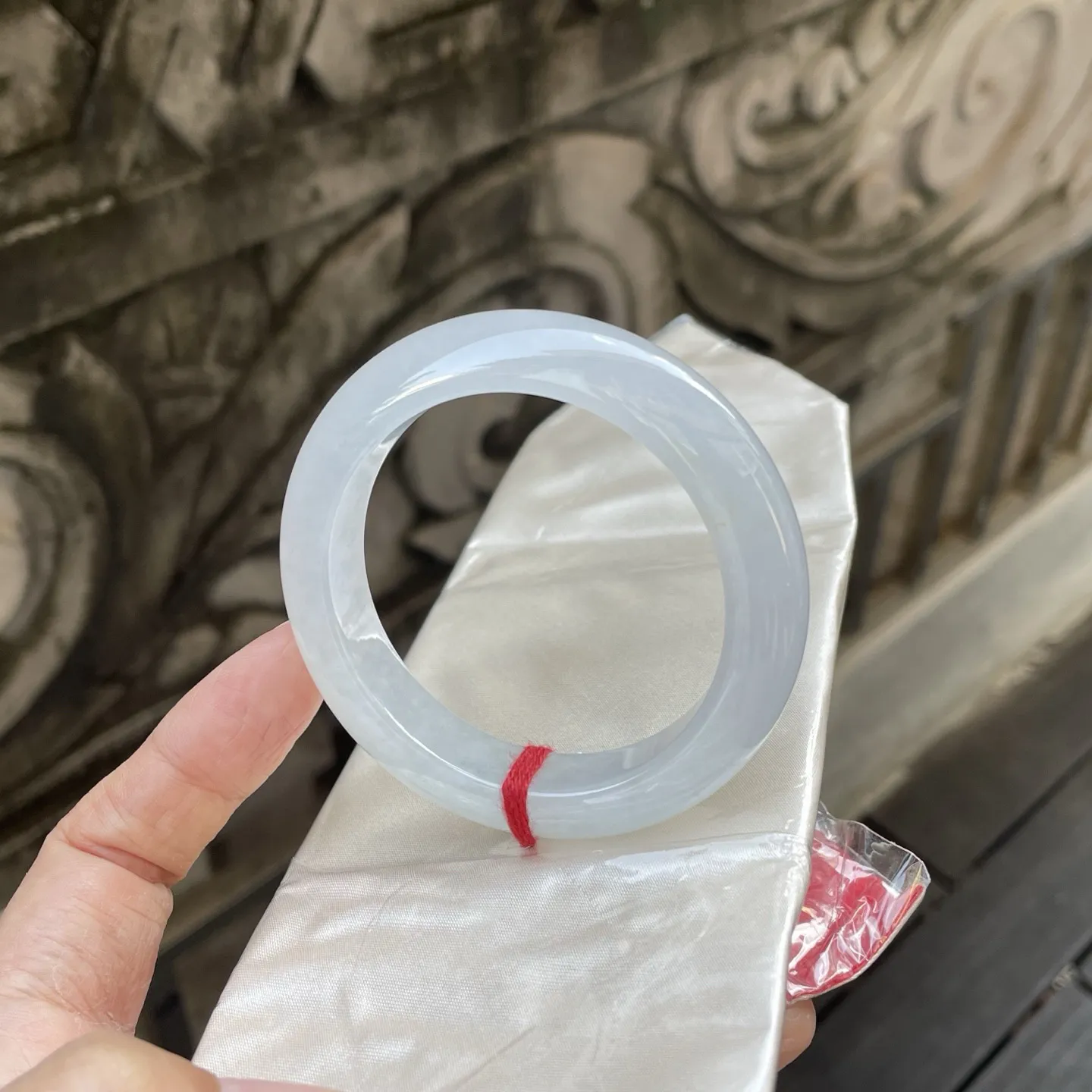 53+圈口，白月光，
清透镯环藏清透，冰肌玉骨映柔光，皓腕携来云影闲～