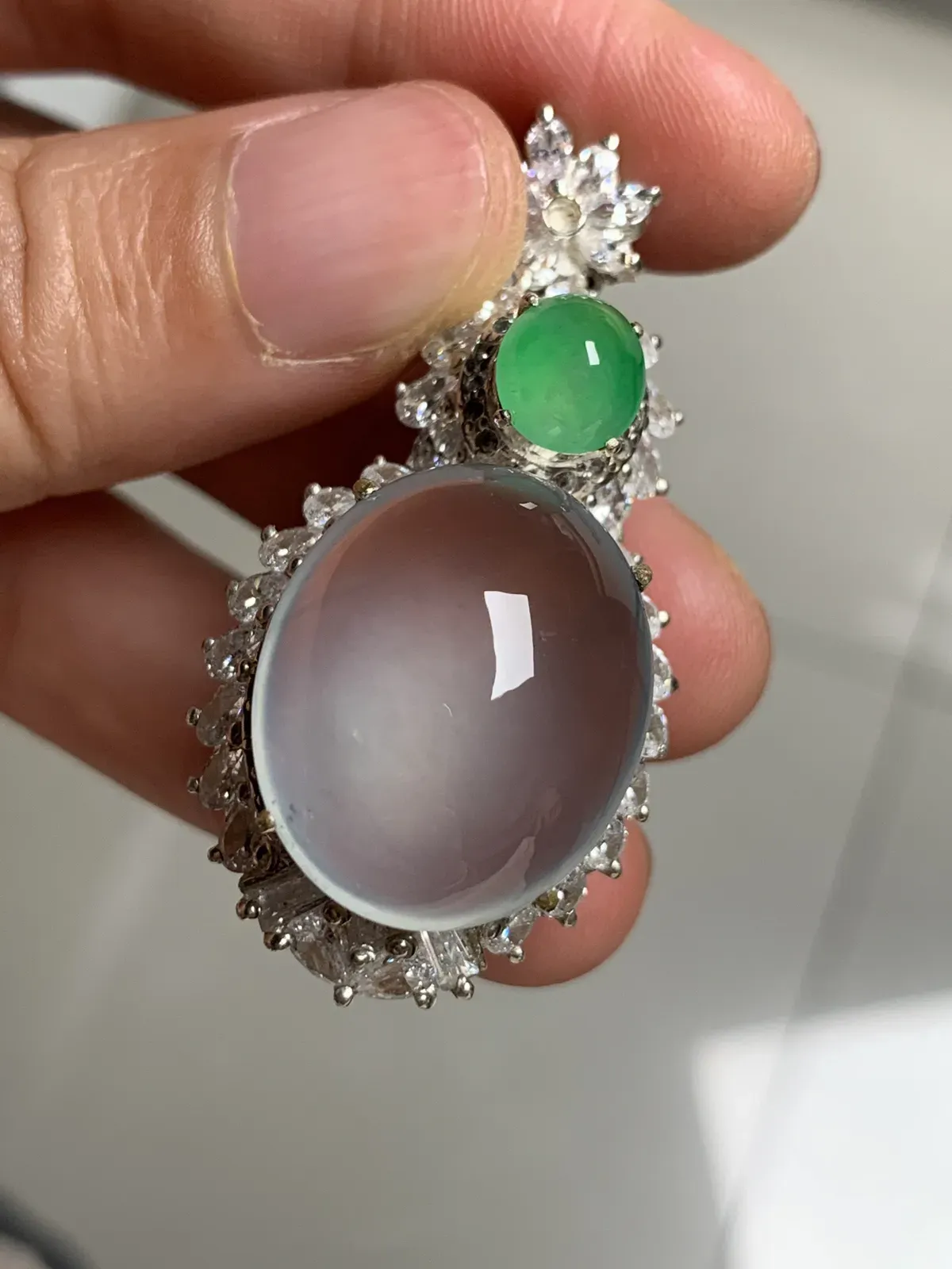 高冰鸽子蛋吊坠
无裂，老坑种强荧光，钢性十足饱满圆润