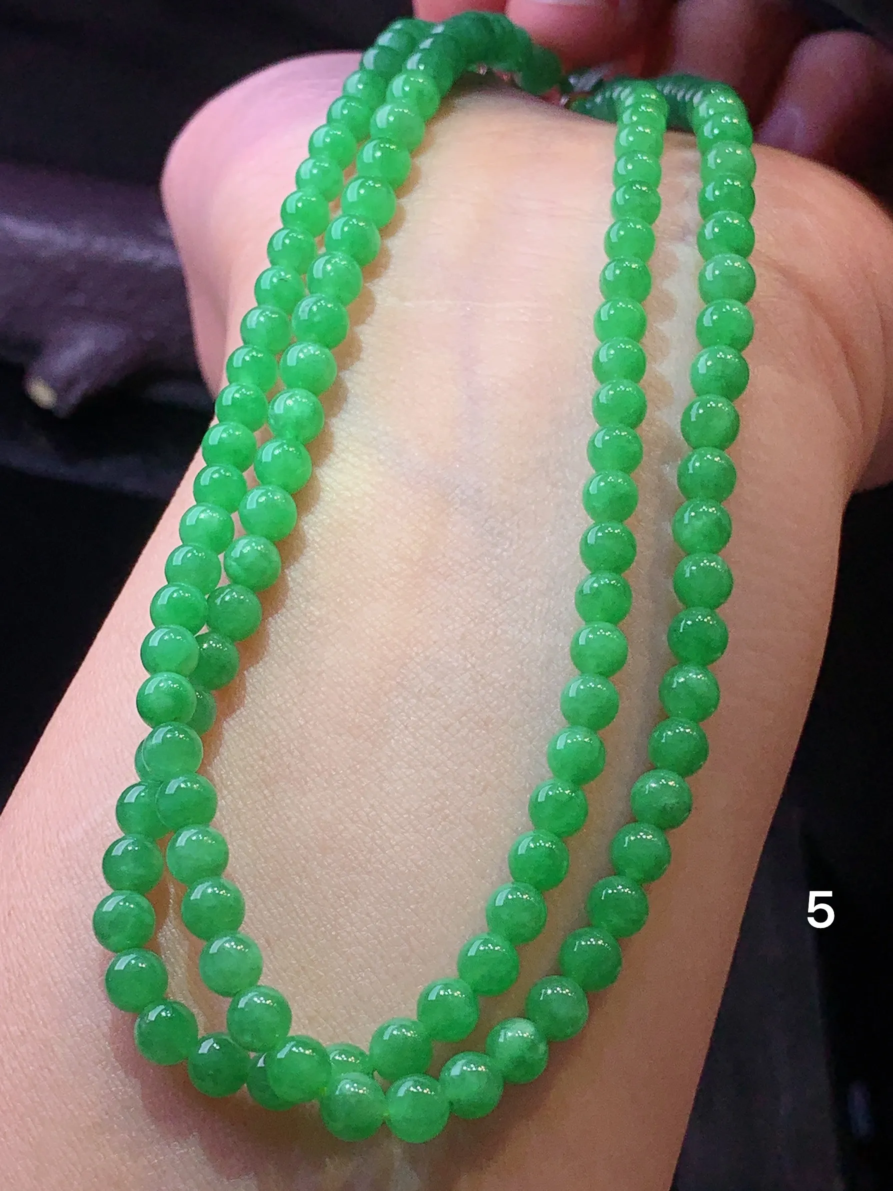 翠绿圆珠项链 玉质细腻 色泽艳丽清新 整体尺寸5
