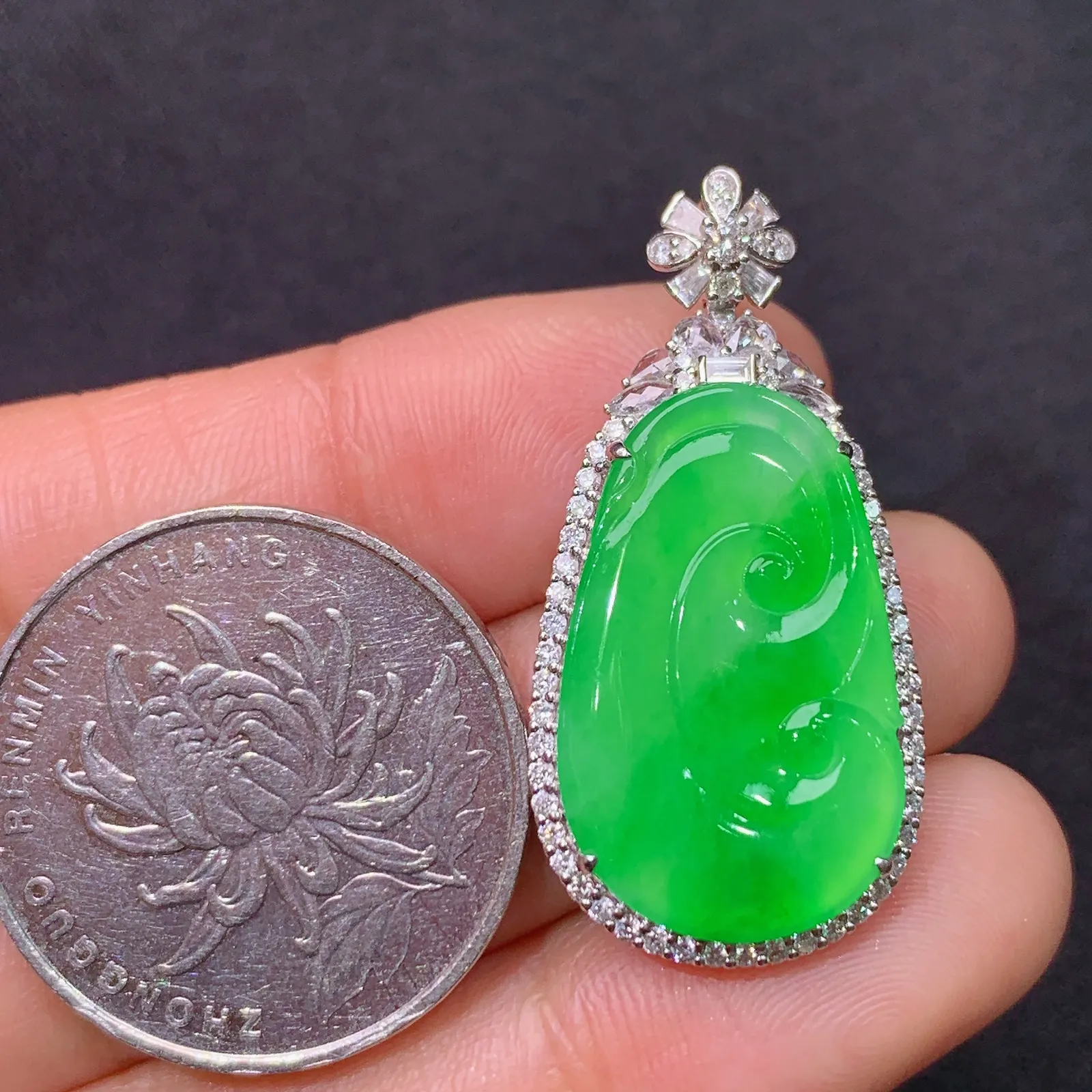 冰阳绿如意吊坠，18k金镶嵌，色泽鲜阳，冰润细腻，种水足 Di 尺寸34.1*16.8*5.6