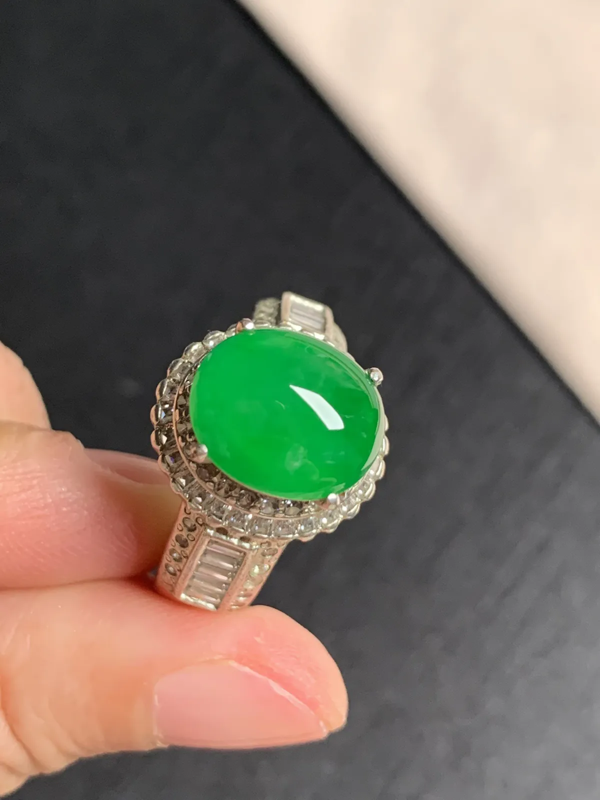 冰阳绿戒面
无纹裂，种好色好，正阳绿色泽艳丽纯正，老坑种冰透水灵