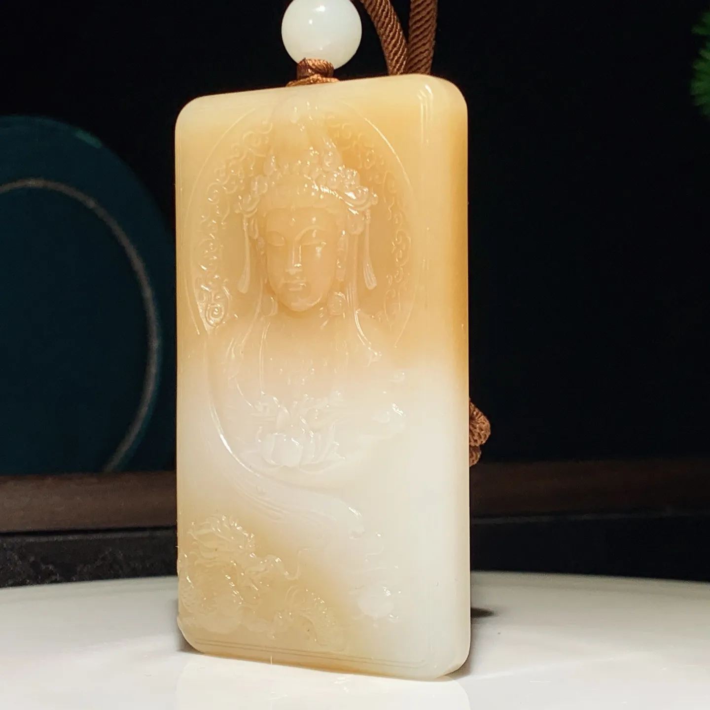 新疆和田玉羊脂白且末糖御龙观音牌子挂件。尺寸72/41/10重76克 无裂无杂 玉质细腻油润 底色纯