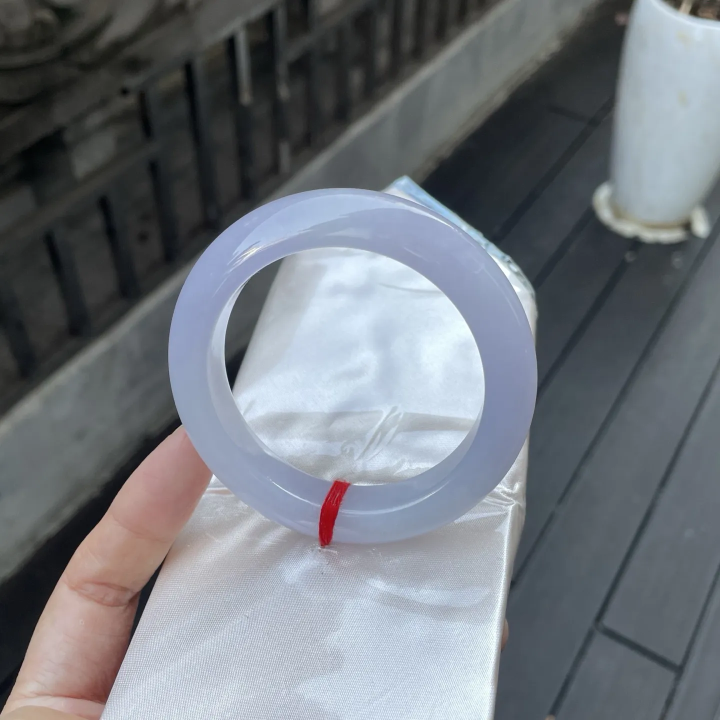 56圈口，紫底，
如晴夜薄云遮月，通透的肌理间藏着淡淡紫韵，圆融镯形衬得玉色愈发清雅脱俗～