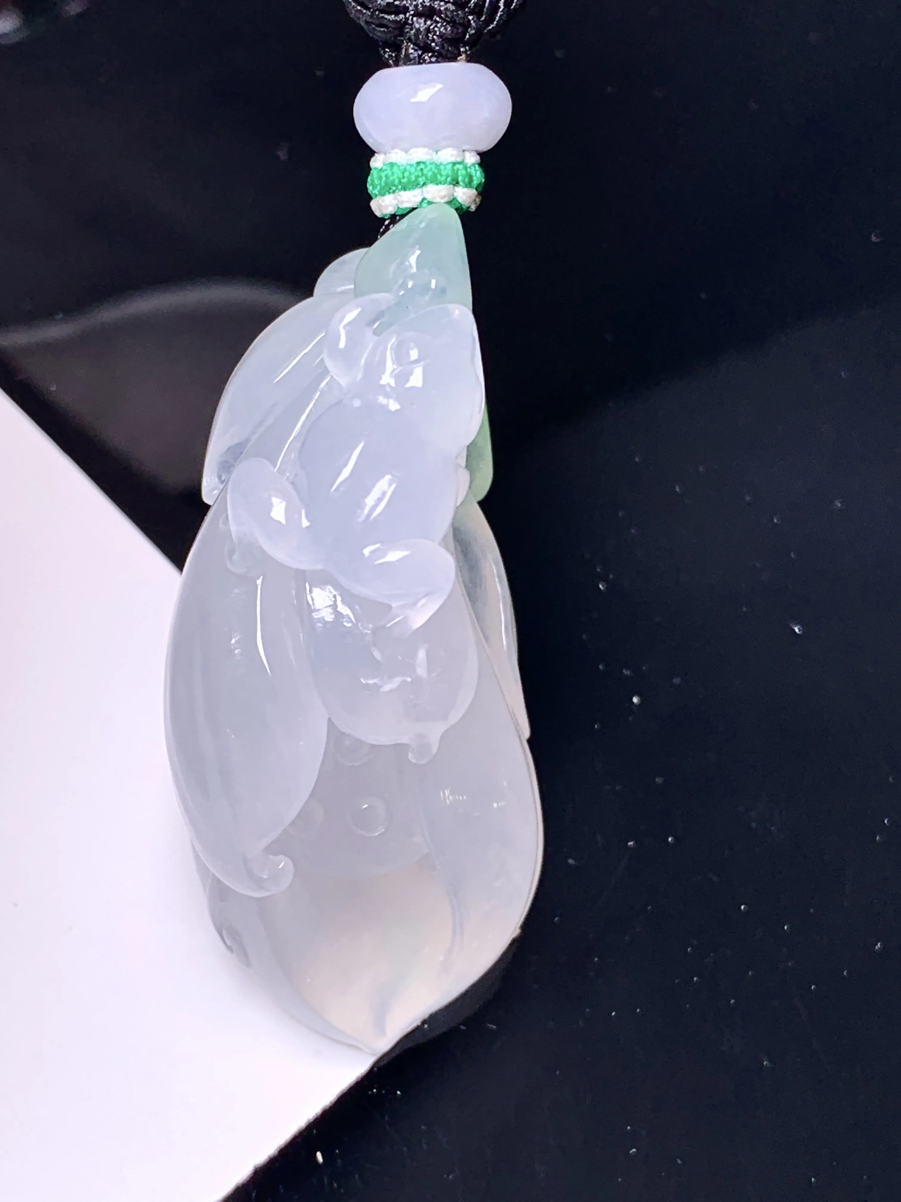 冰种花蕾吊坠 玉质细腻 色泽艳丽清新 整体尺寸41.6*19.5*17.5