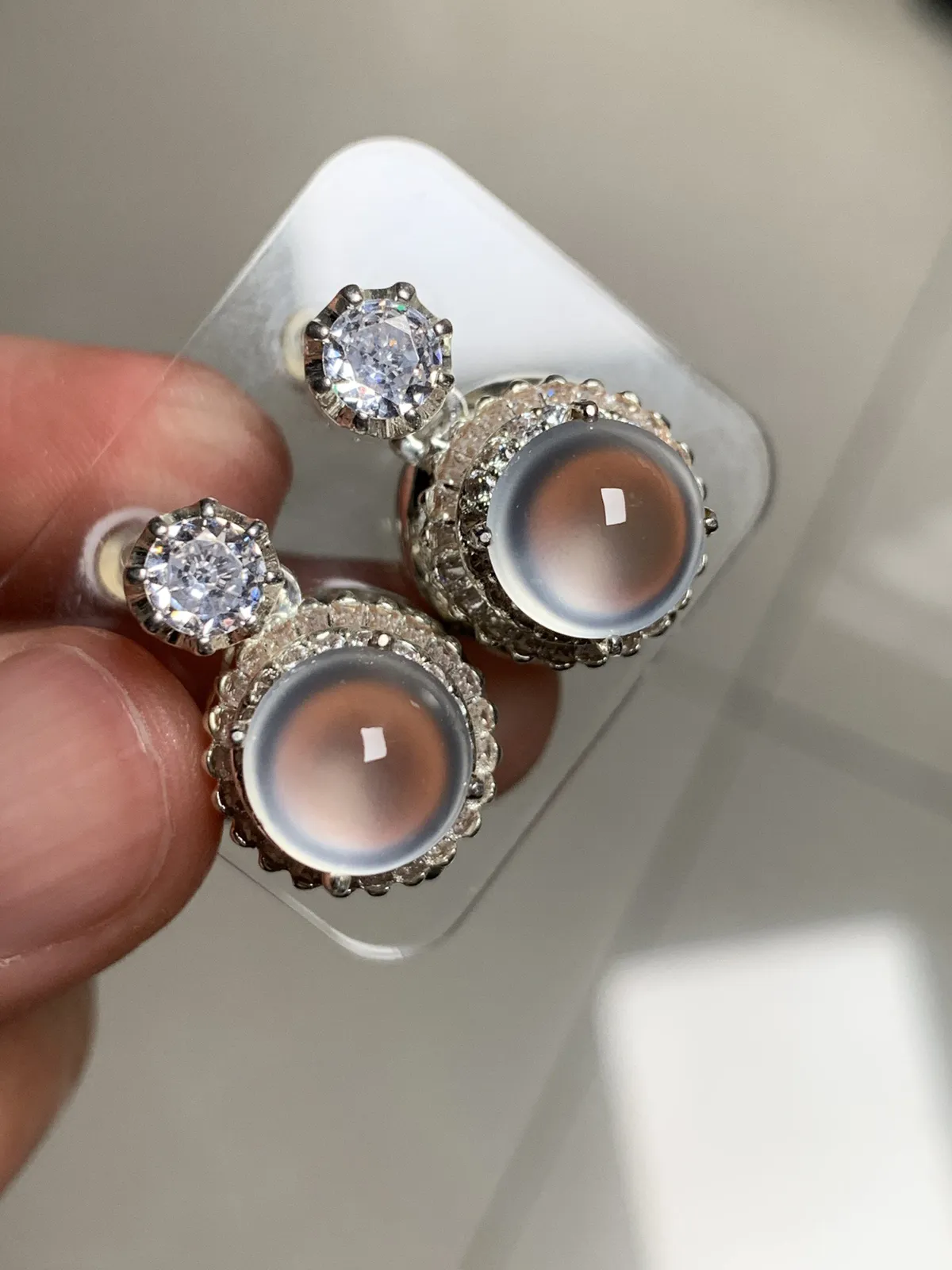 高冰玻璃种正圆耳钉
无纹裂，老坑种强荧光，钢性十足纯净饱满