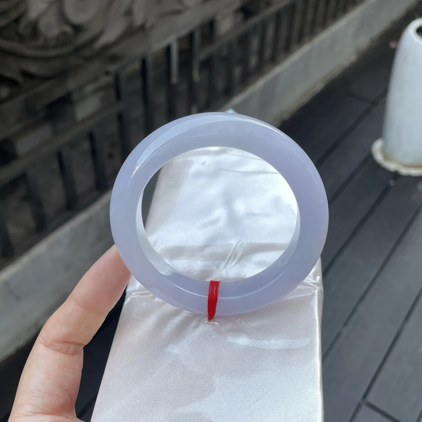 56圈口，紫底，
如晴夜薄云遮月，通透的肌理间藏着淡淡紫韵，圆融镯形衬得玉色愈发清雅脱俗～